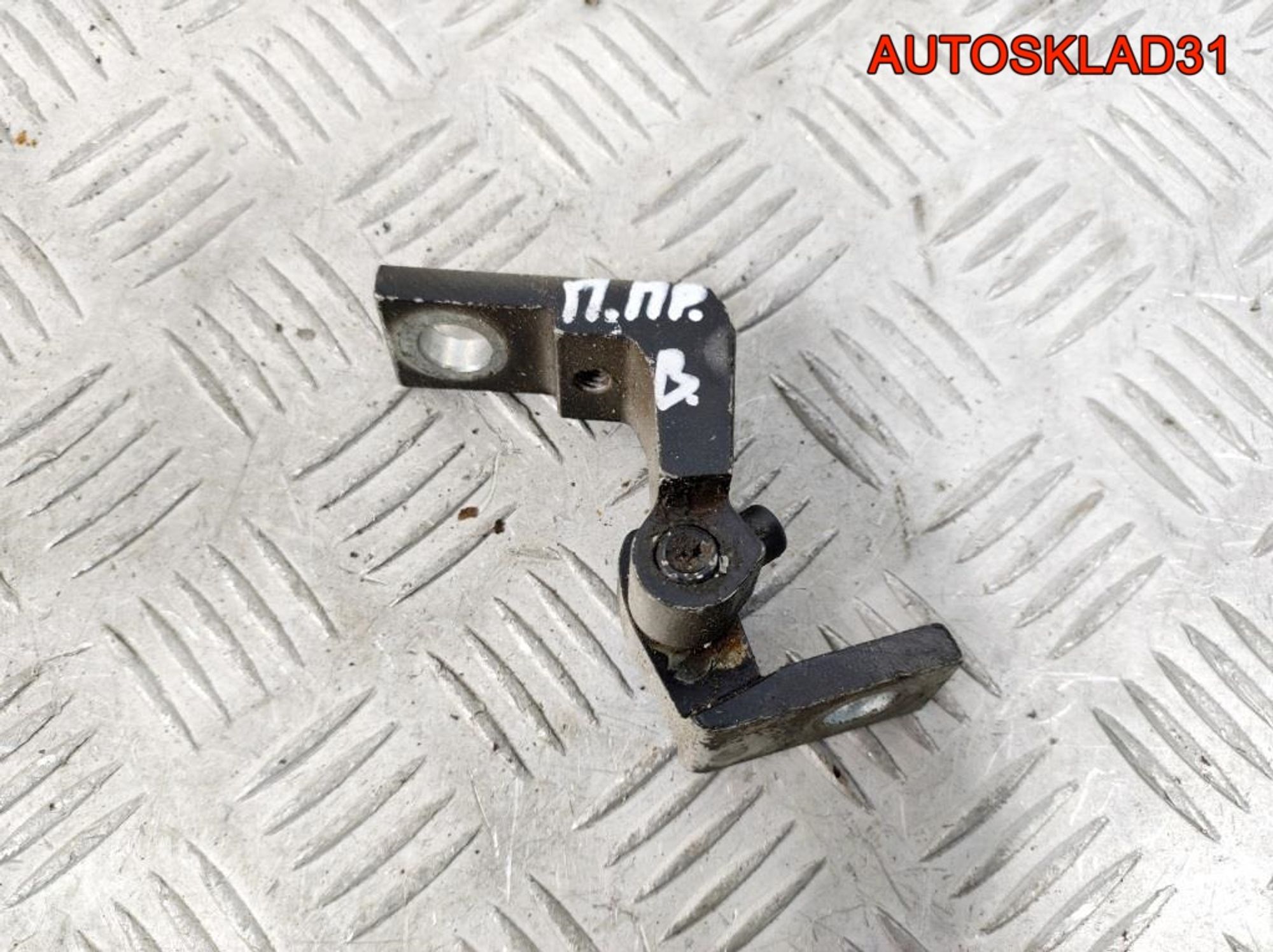 Петля двери передняя правая верхняя VW Passat B5, 1400 рублей, Дубовое