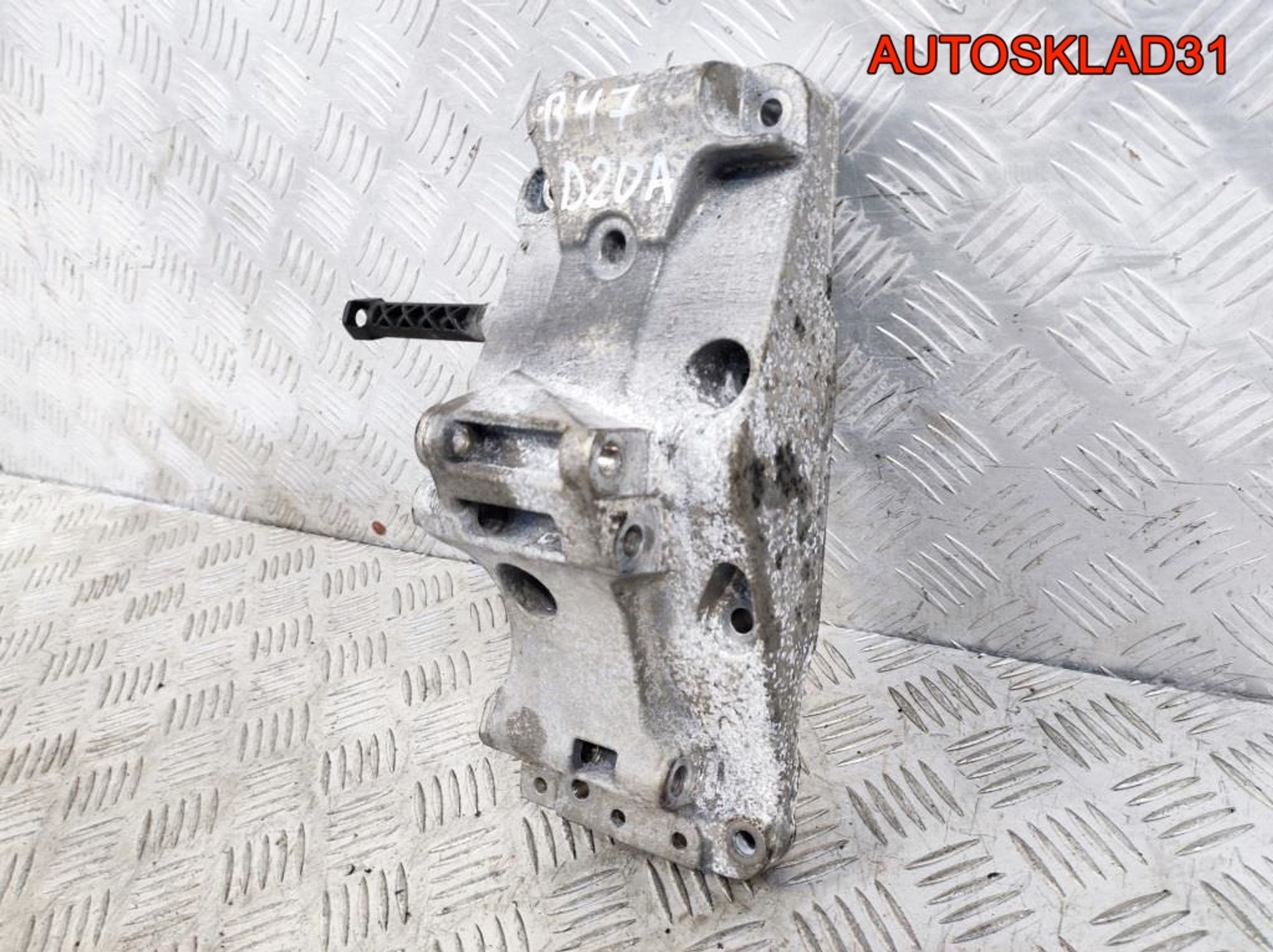 Кронштейн генератора BMW F30 В47D20A 11167619250, 1700 рублей, Дубовое