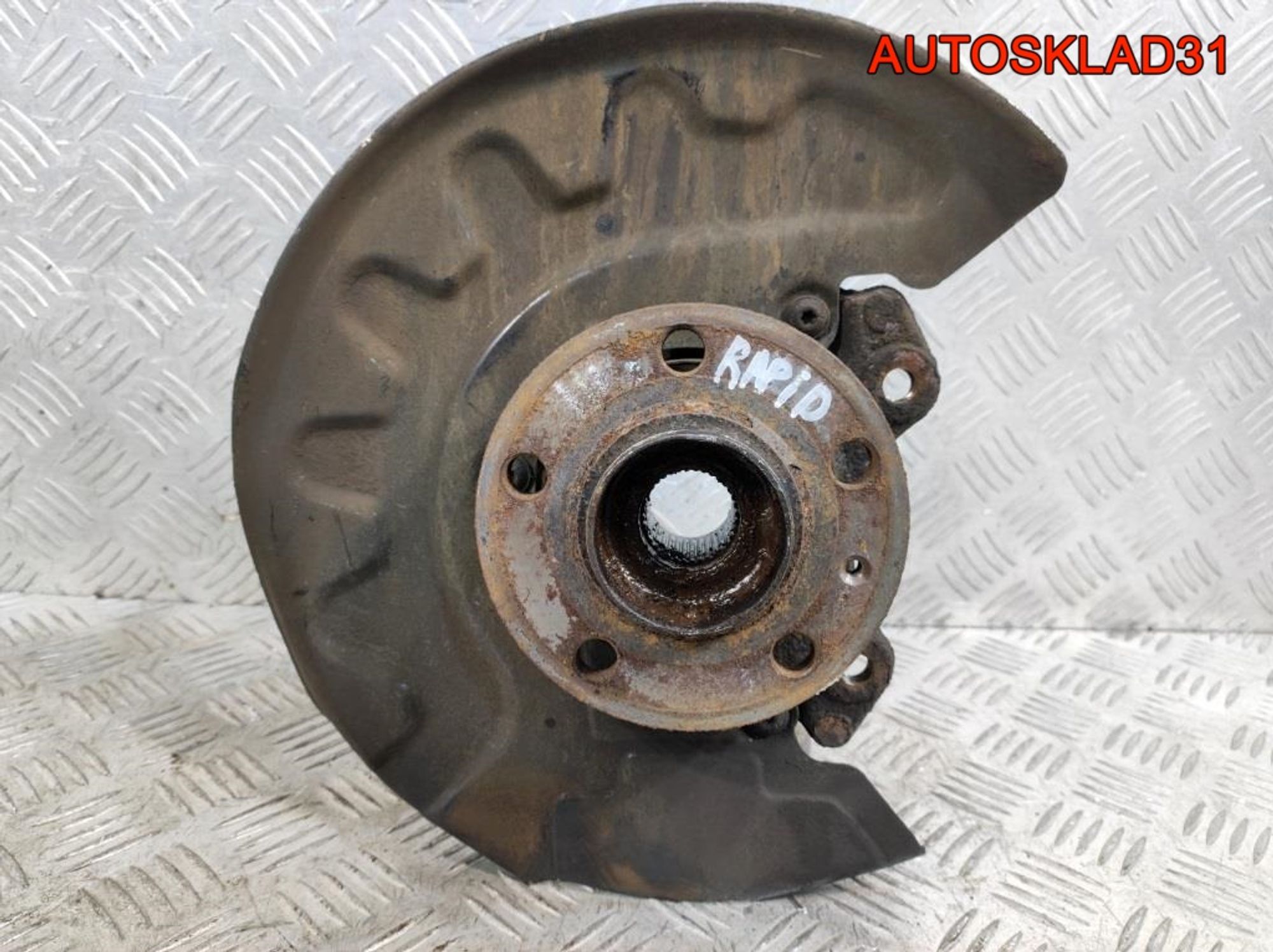 Кулак поворотный передний правый Skoda Rapid 1 6C0407256A, 4500 рублей, Дубовое