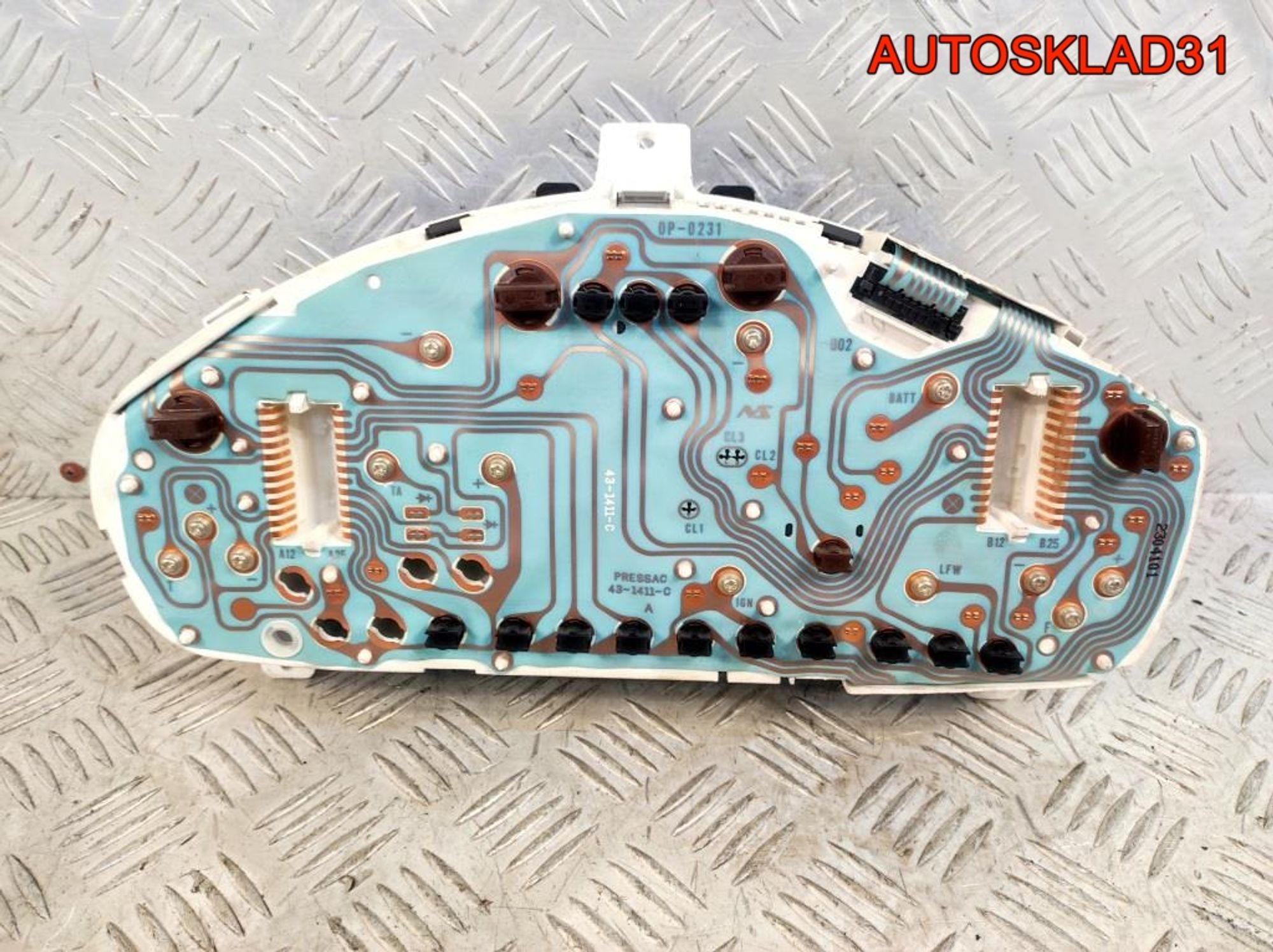 Панель приборов Mitsubishi Carisma MR916027 Бензин, 3300 рублей, Дубовое