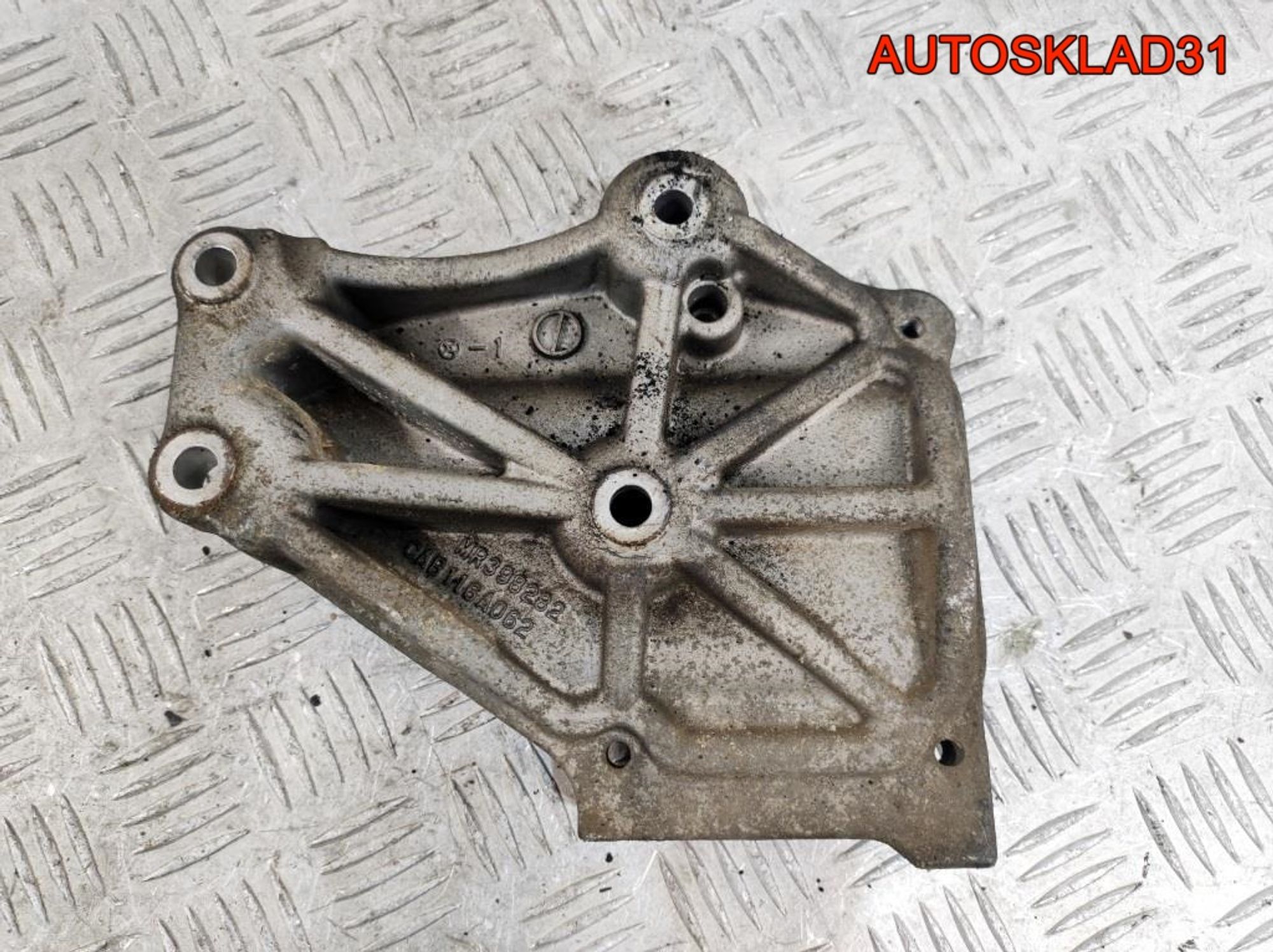 Кронштейн кондиционера Mitsubishi Carisma DA MR398282, 900 рублей, Дубовое