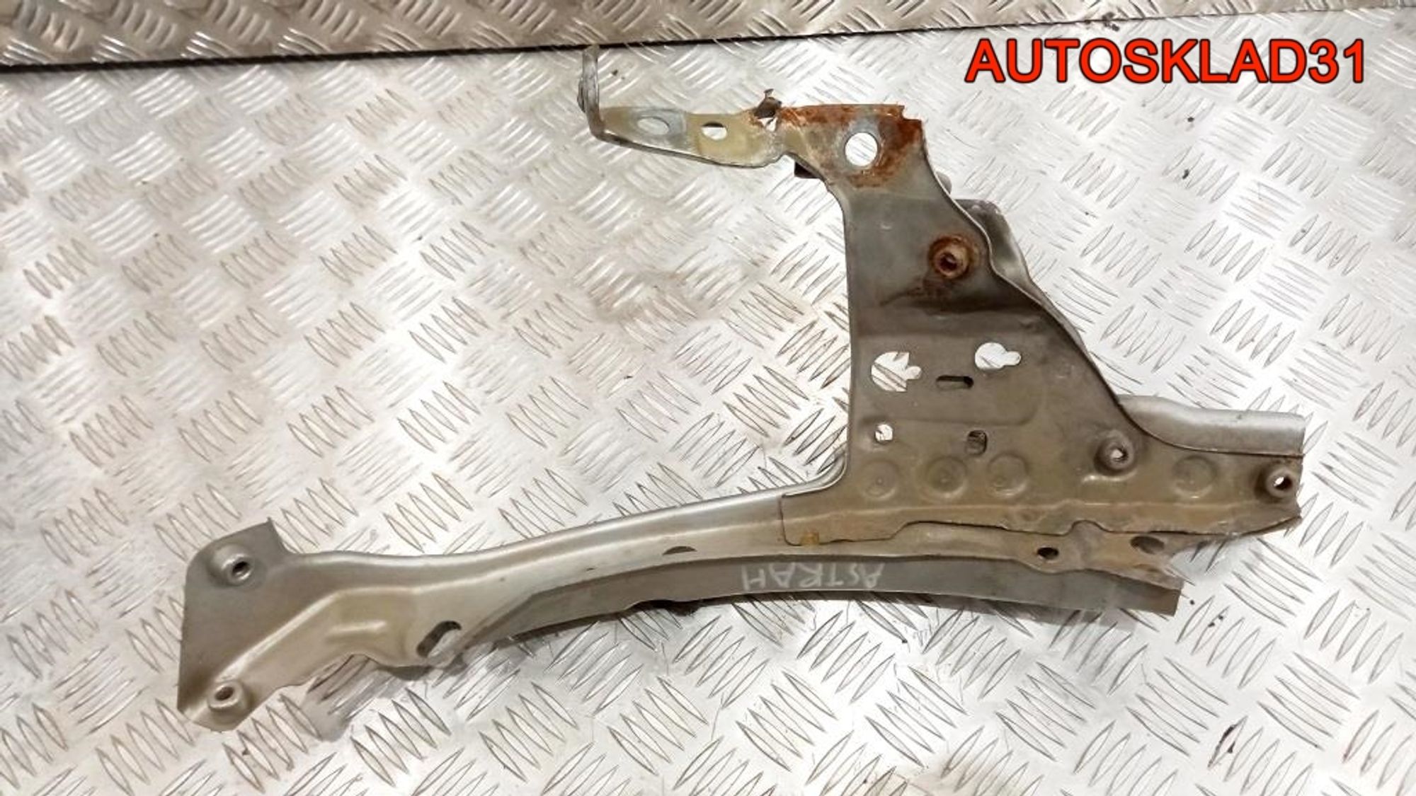 Кронштейн фары правый Opel Astra H 13237139, 1800 рублей, Дубовое