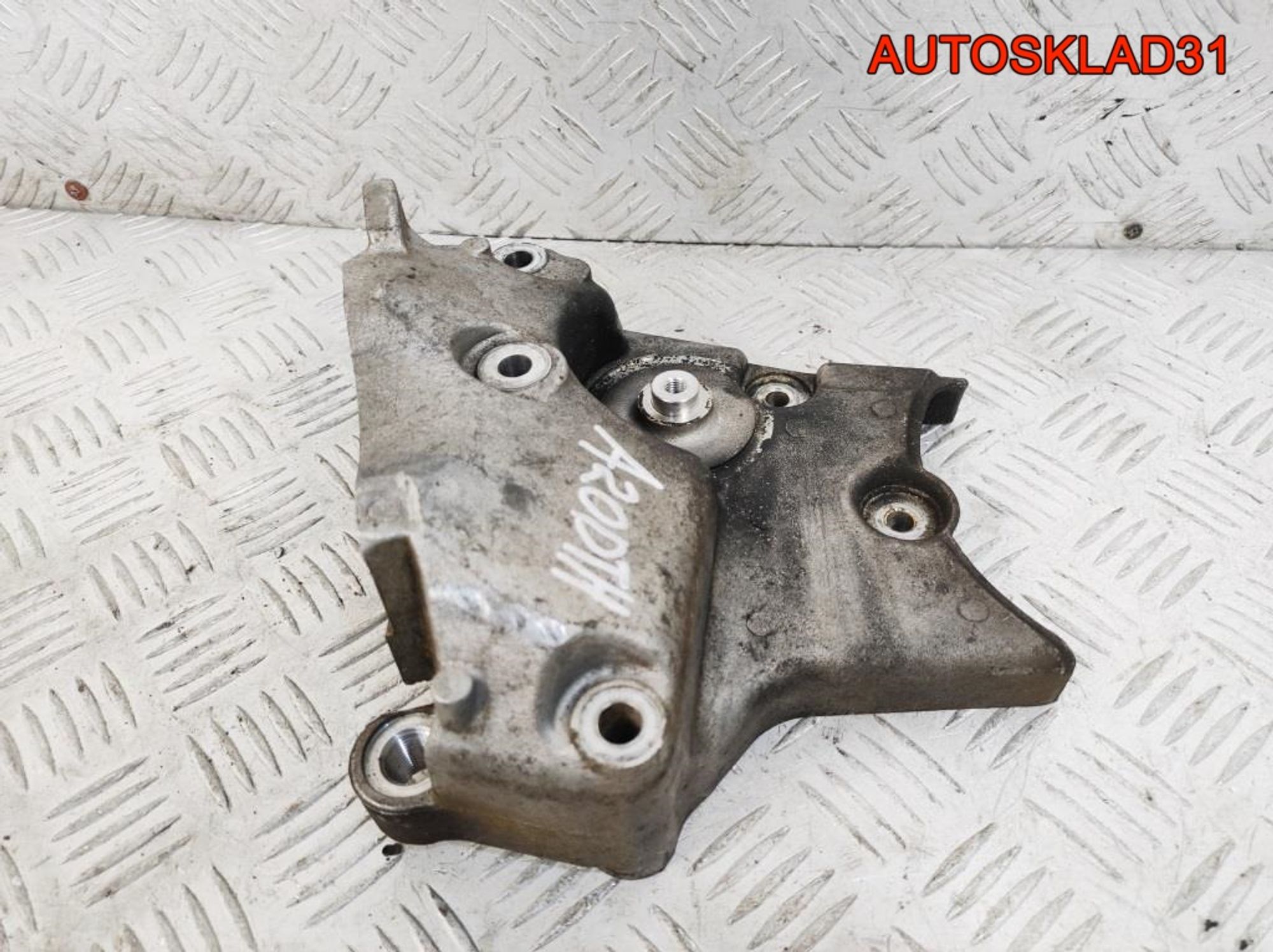 Кронштейн двигателя правый Opel Insignia 55566020, 900 рублей, Дубовое