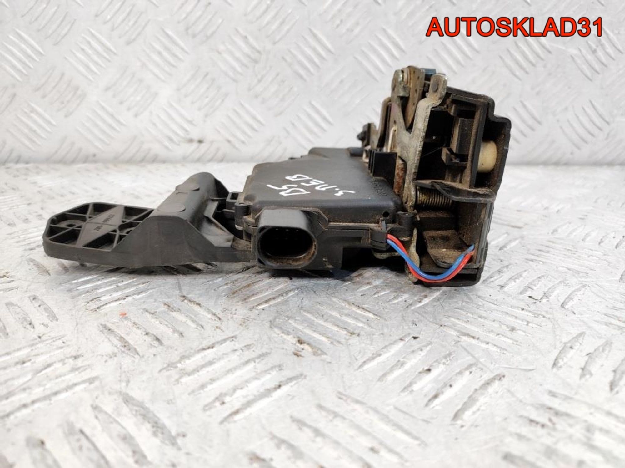 Замок двери задней левой VW Passat B5 3B4839015B, 2000 рублей, Дубовое