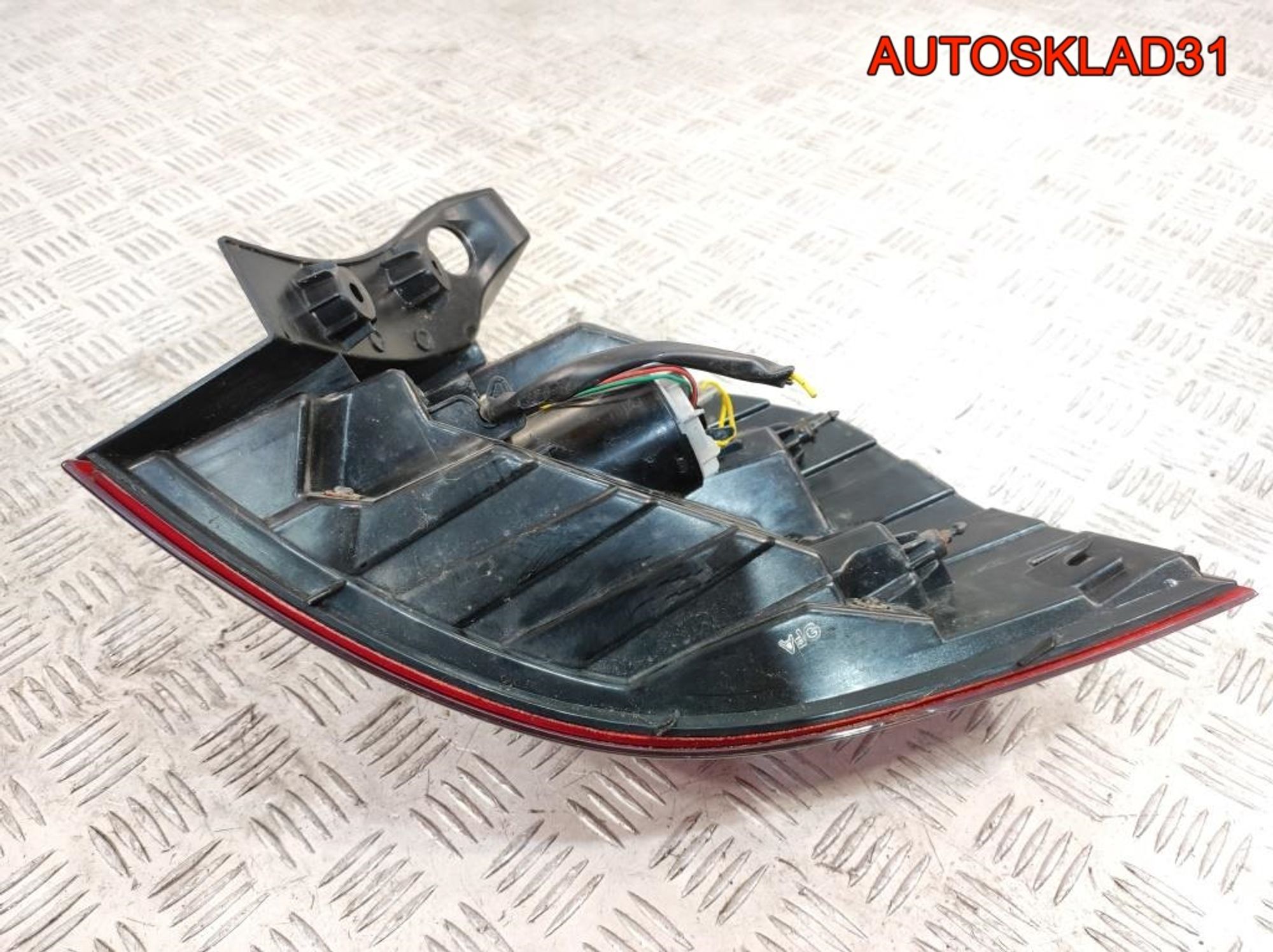 Фонарь задний наружный левый Kia Rio 3 924011W210 Хетчбэк, 2000 рублей, Дубовое