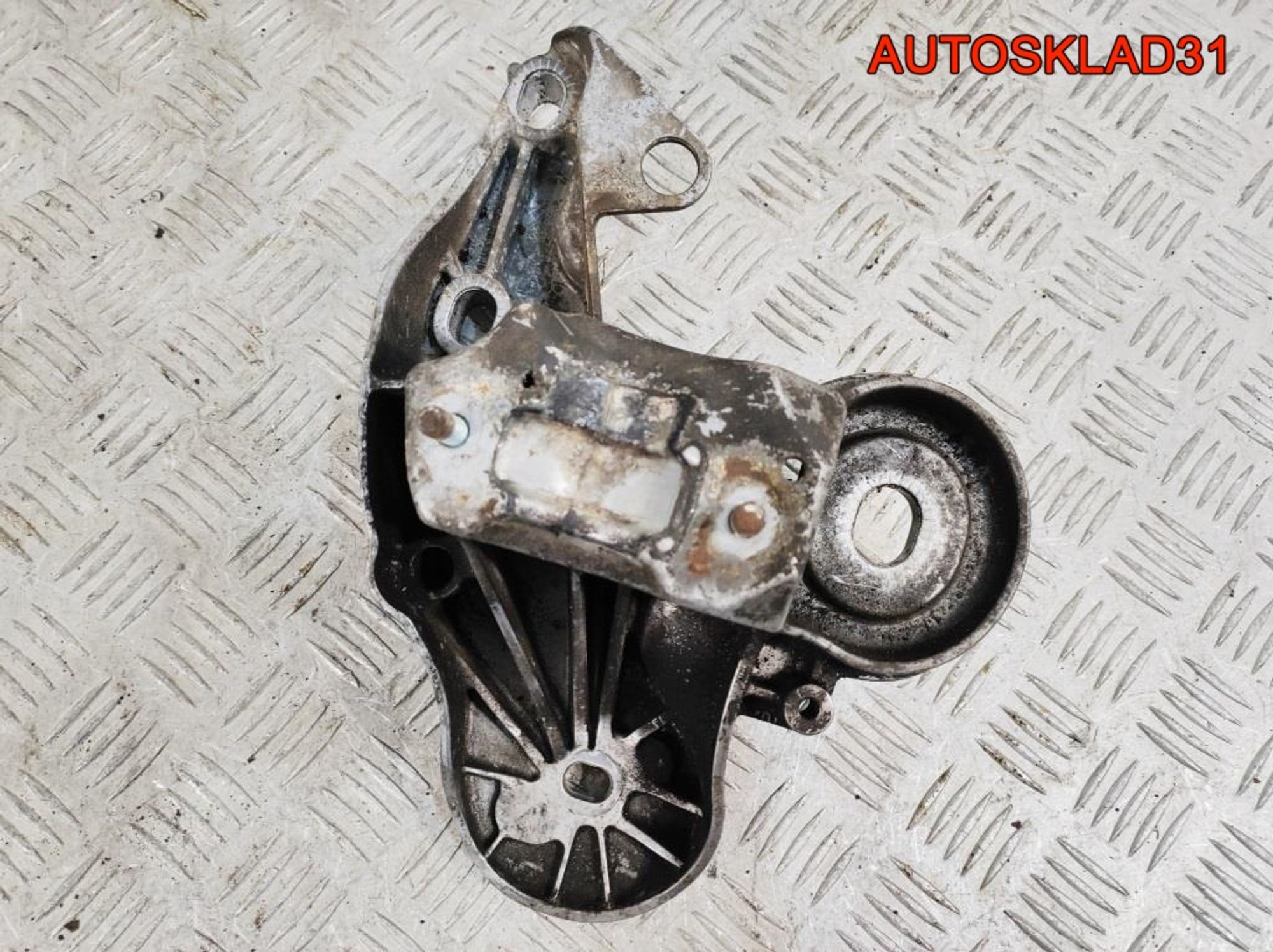 Кронштейн двигателя левый Audi A6 C6 4F0199351H, 8100 рублей, Дубовое