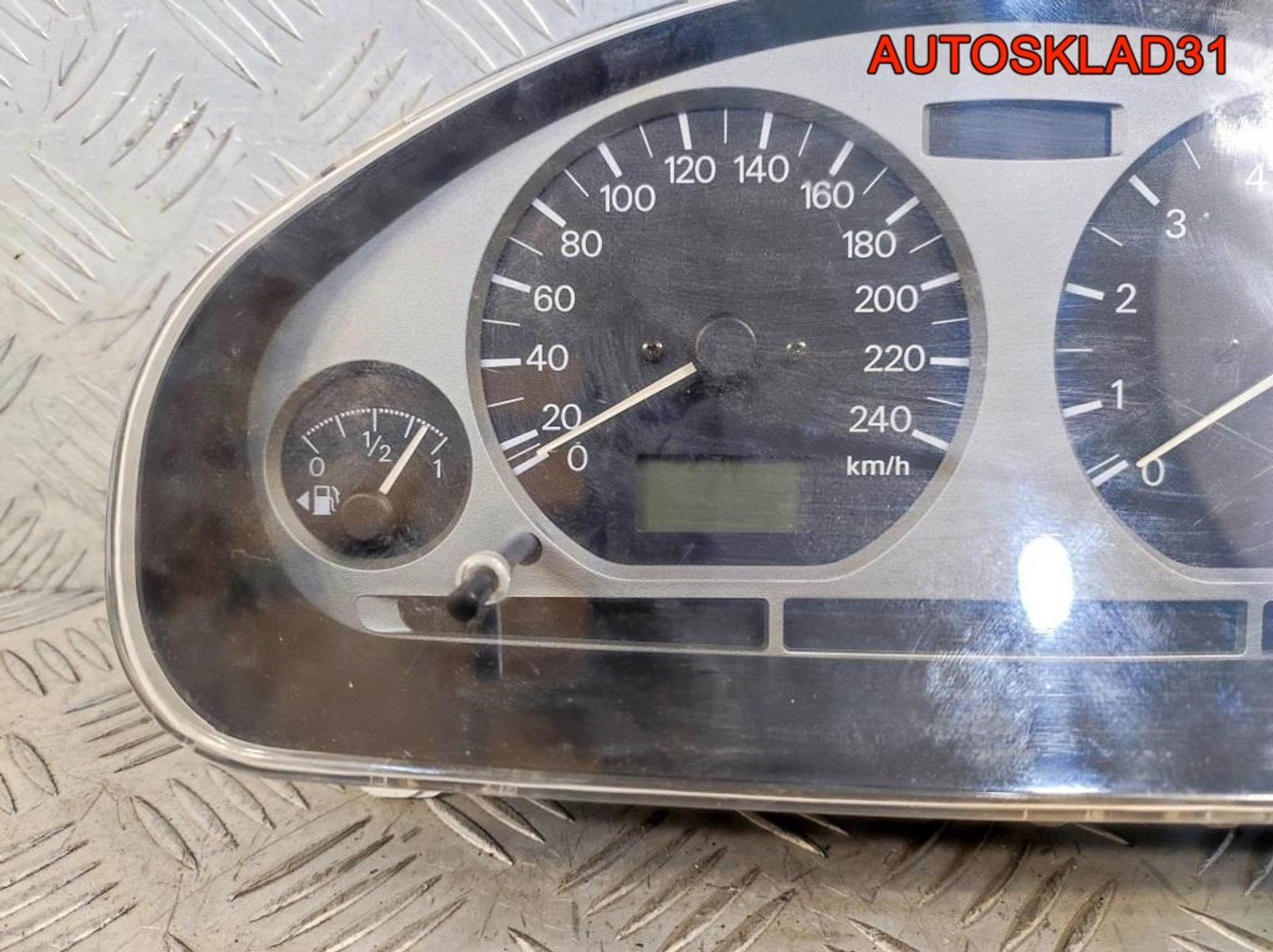 Панель приборов Mitsubishi Carisma MR916027 Бензин, 3300 рублей, Дубовое