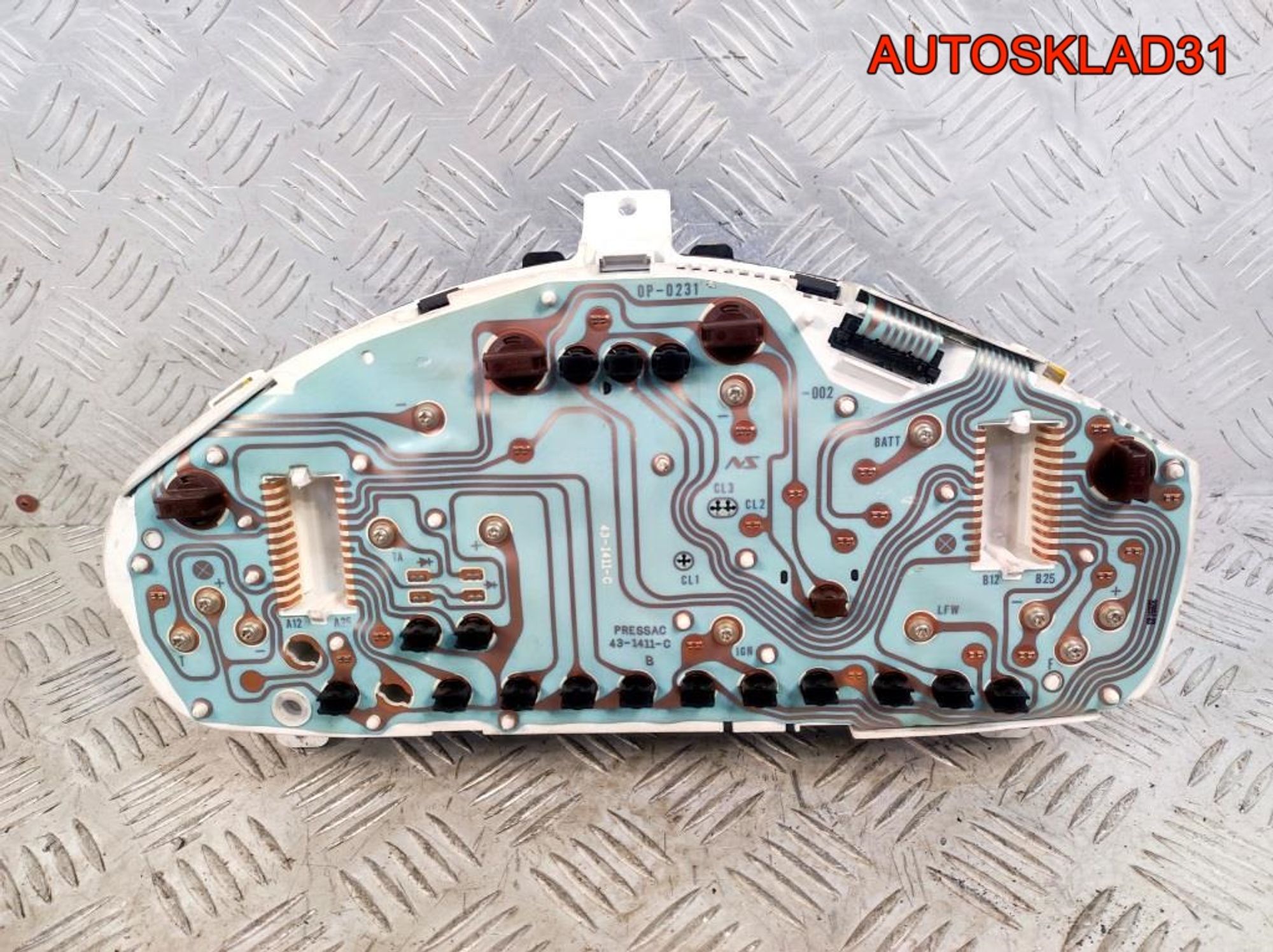 Панель приборов Mitsubishi Carisma MR916028 Бензин, 3300 рублей, Дубовое