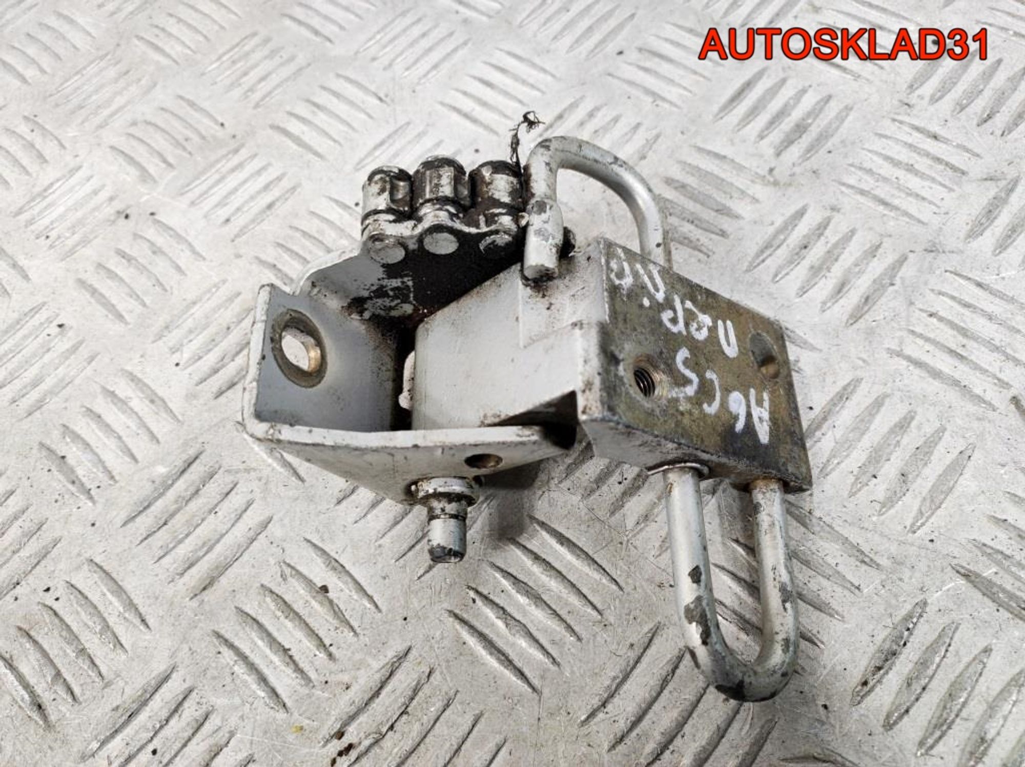 Петля двери передняя правая нижняя Audi A6 C5, 900 рублей, Дубовое