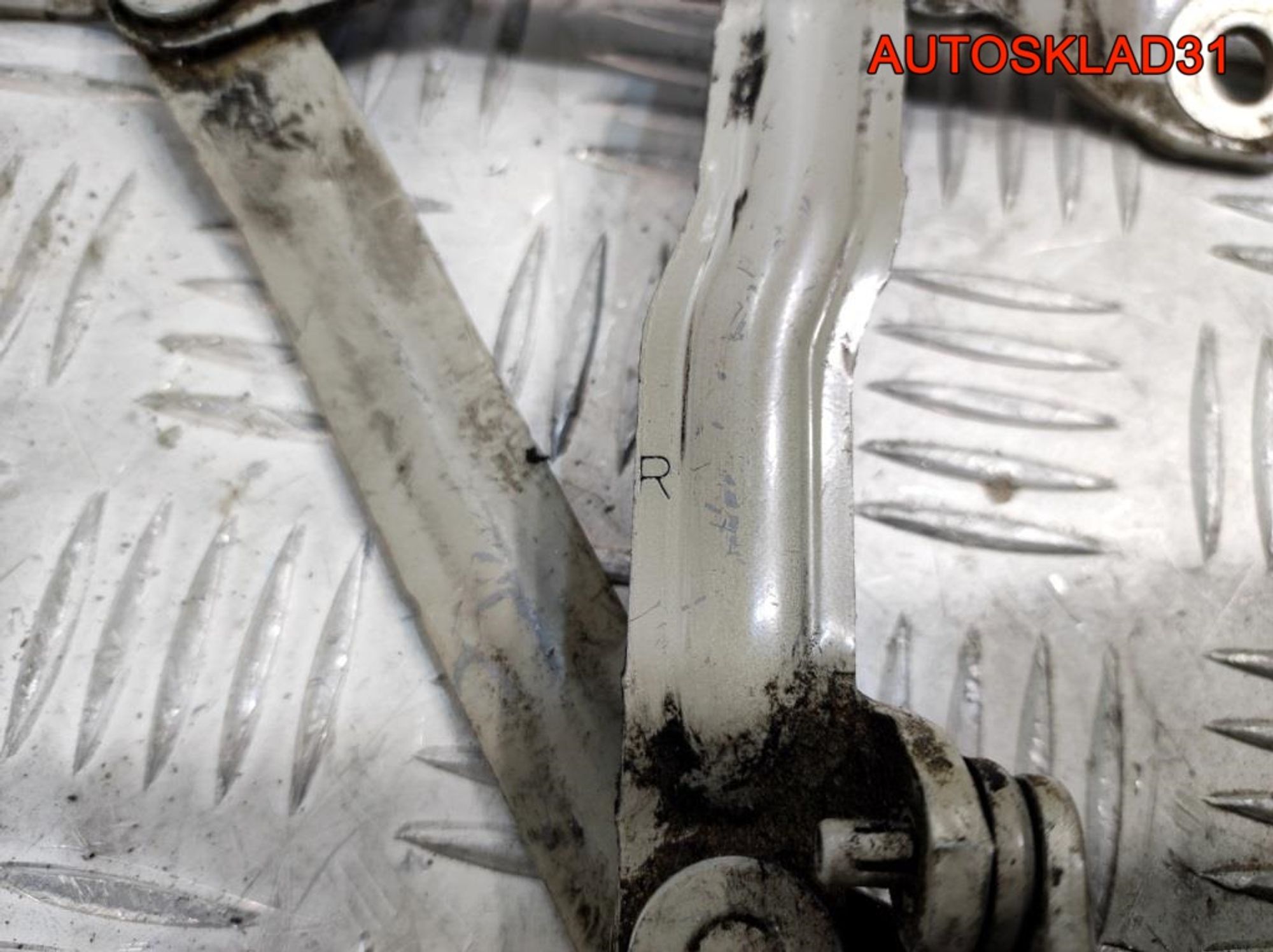 Петля крышки багажника правая Mazda 3 BK BN8V52720C, 900 рублей, Дубовое