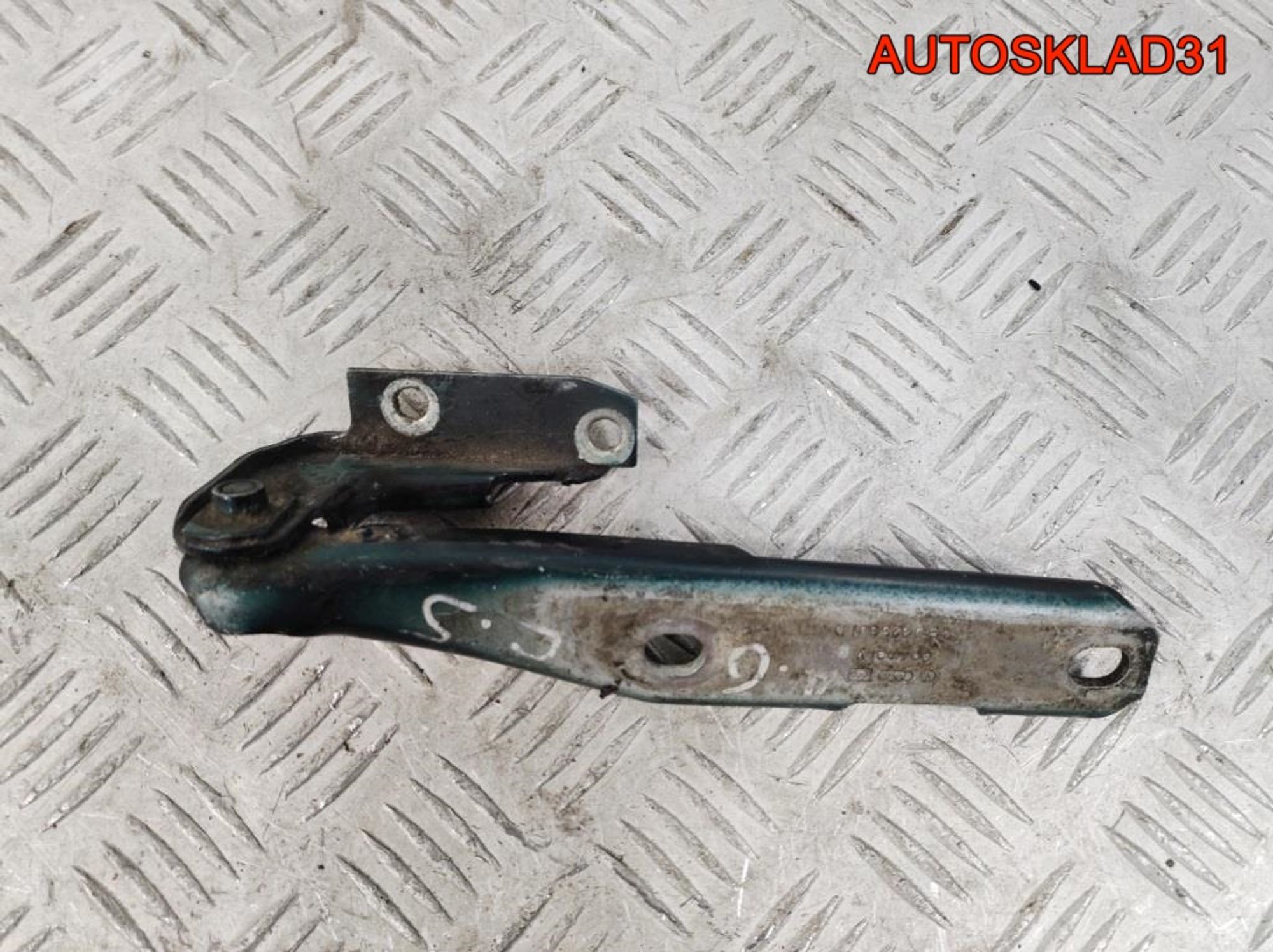Петля капота левая Audi A6 C5 4B0823301D, 600 рублей, Дубовое
