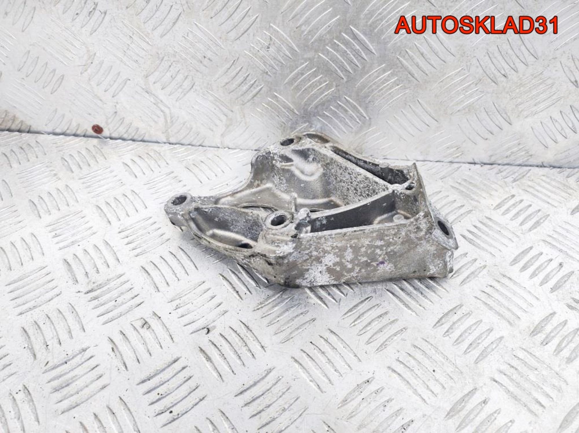 Кронштейн двигателя левый BMW F30 22116859415, 1700 рублей, Дубовое