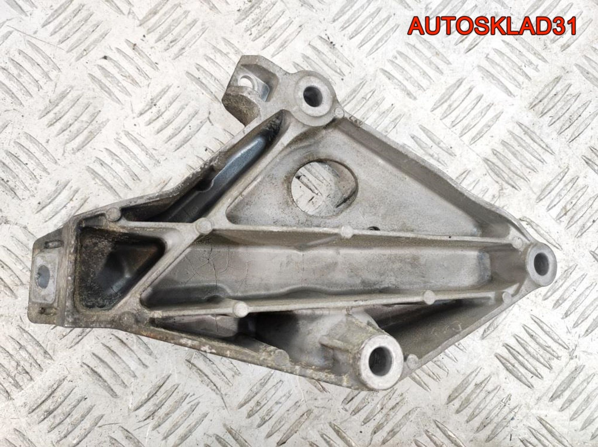 Кронштейн двигателя левый BMW E90 2.0 N47D20A 22116775041, 600 рублей, Дубовое