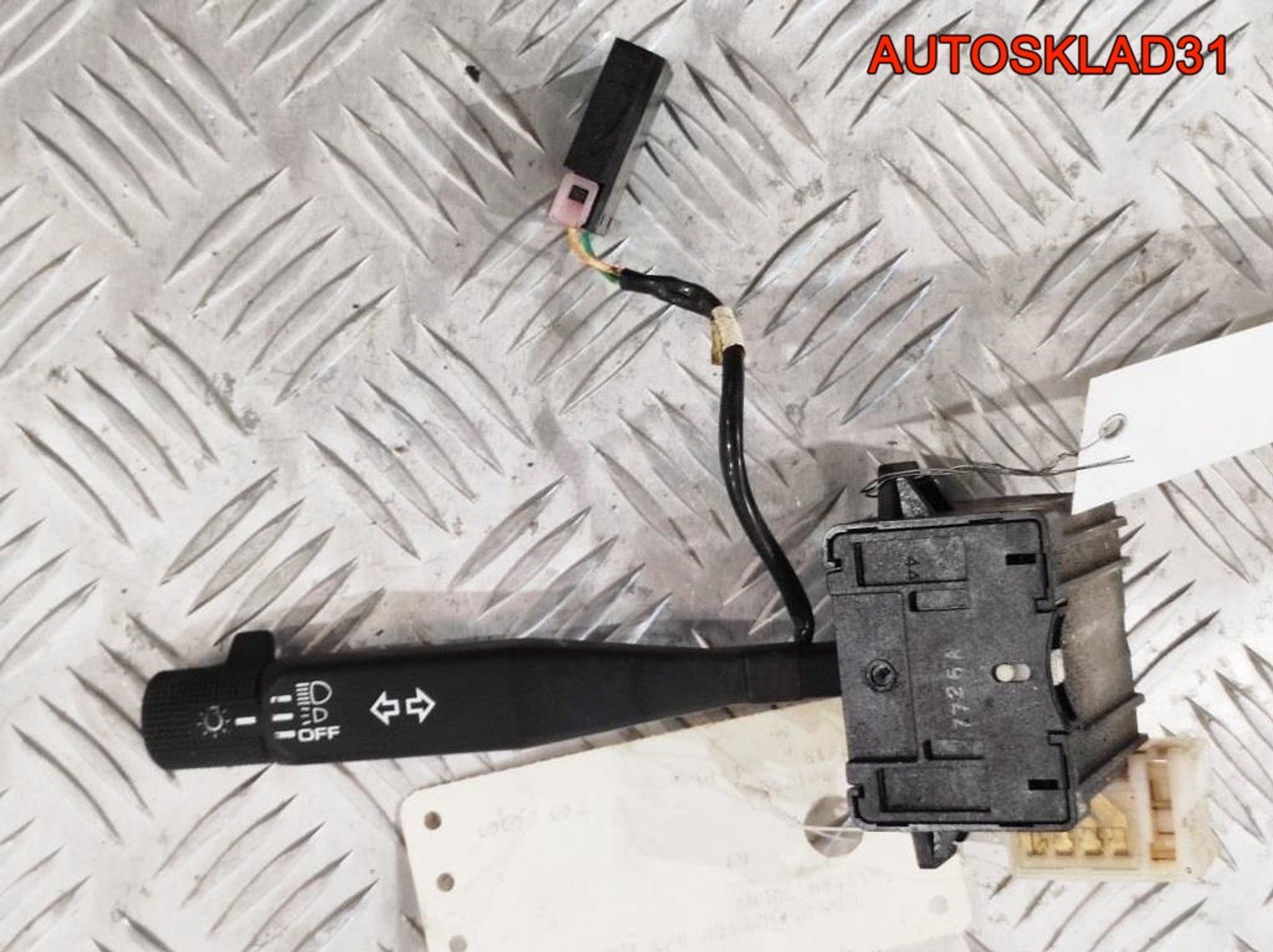 Переключатель поворотов Nissan Sunny B12, 1000 рублей, Дубовое