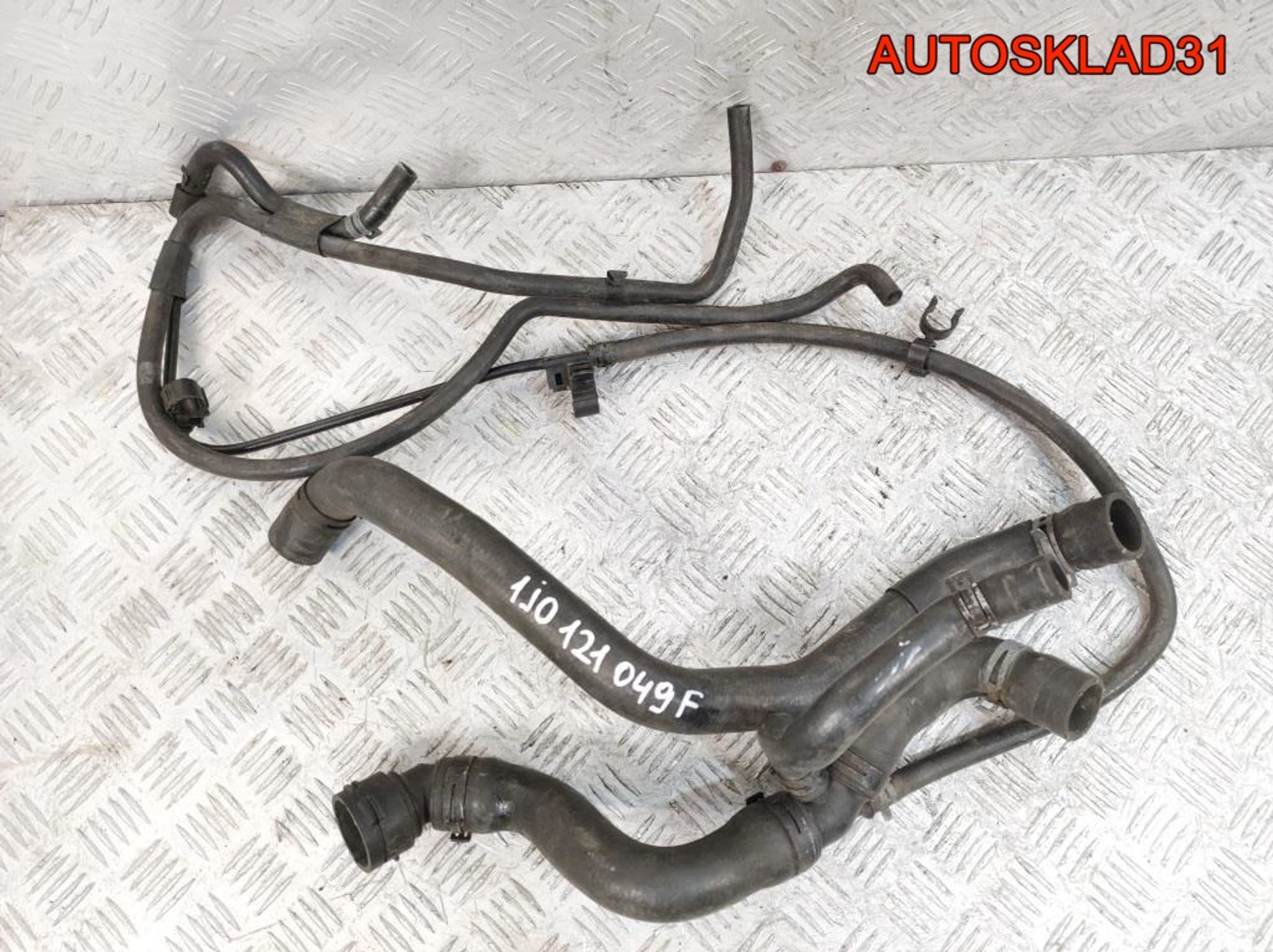 Патрубок системы охлаждения VW Golf 4 1,6 Бензин 1J0121049F, 2000 рублей, Дубовое