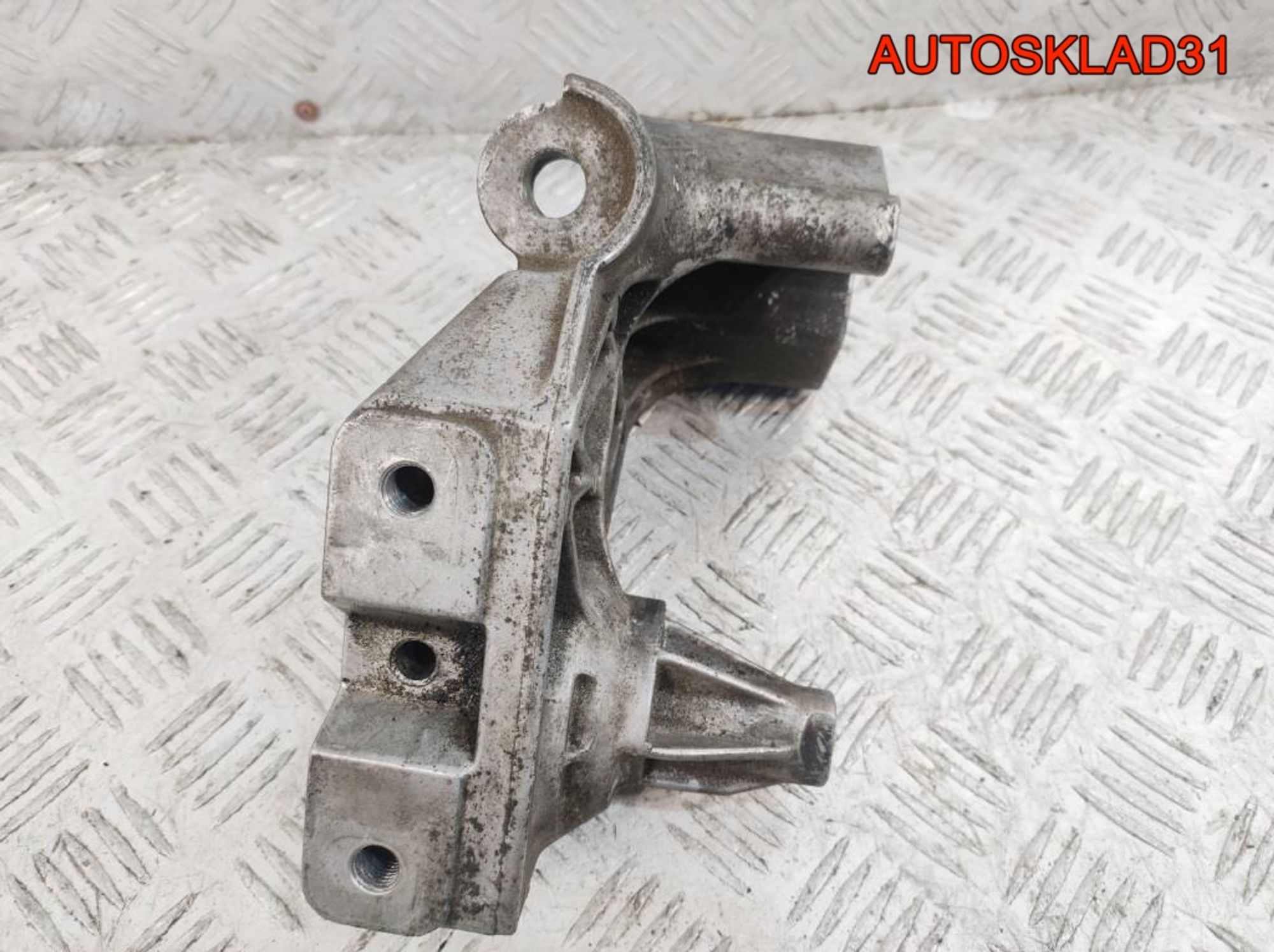 Кронштейн двигателя правый VW Golf 4 038199207J, 1800 рублей, Дубовое