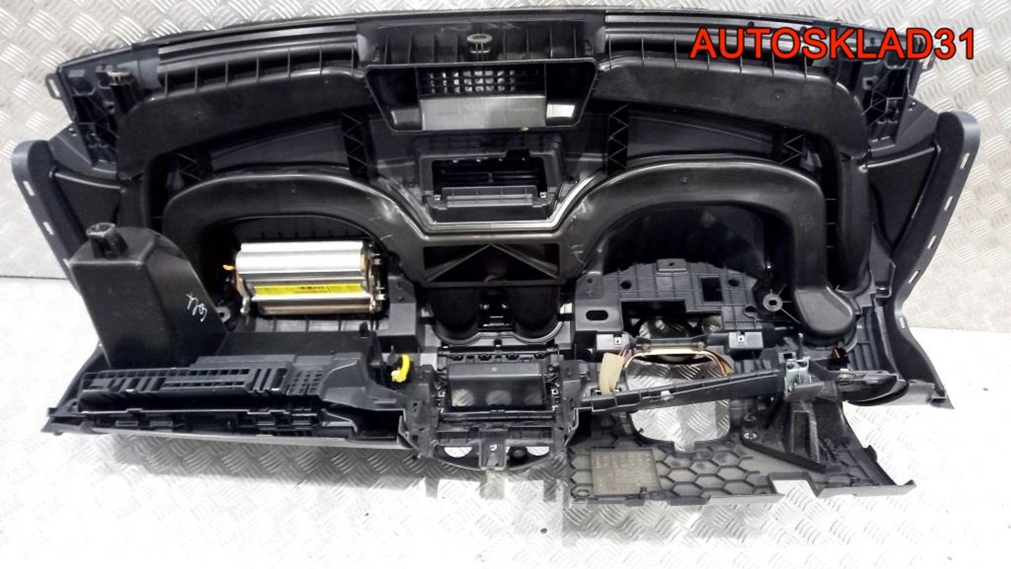 Торпедо Голое Mitsubishi Colt MR951727, 10000 рублей, Дубовое