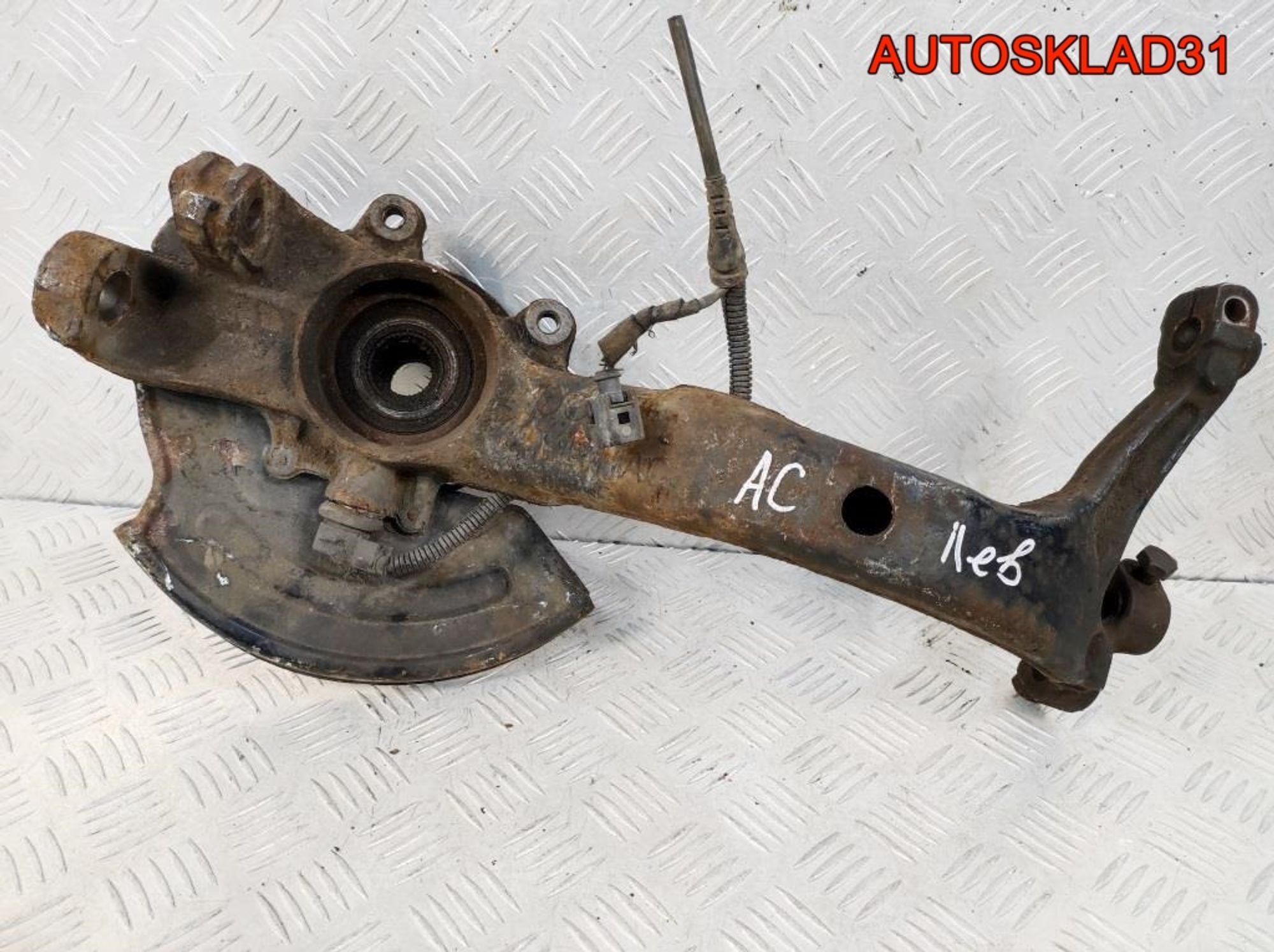 Кулак передний левый VW Passat B5 8D0407257AC, 1200 рублей, Дубовое