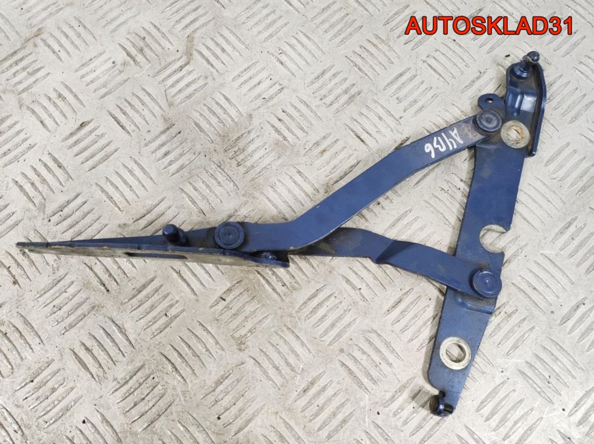 Петля крышки багажника правая Audi A4 B7 8E5827302, 900 рублей, Дубовое