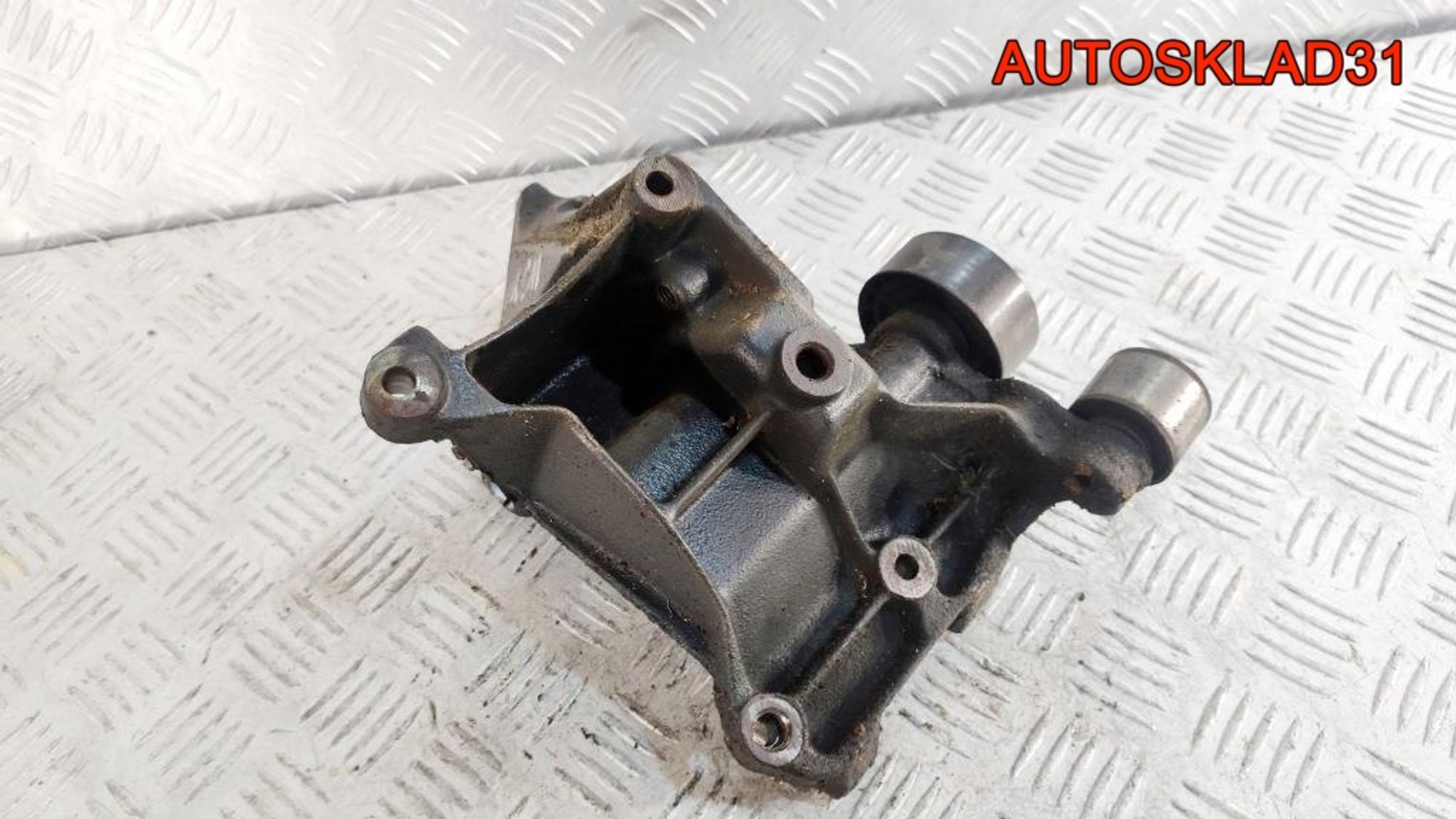 Кронштейн генератора Peugeot 206 1,9 PSA WJY 10DXFR 9634962980, 900 рублей, Дубовое
