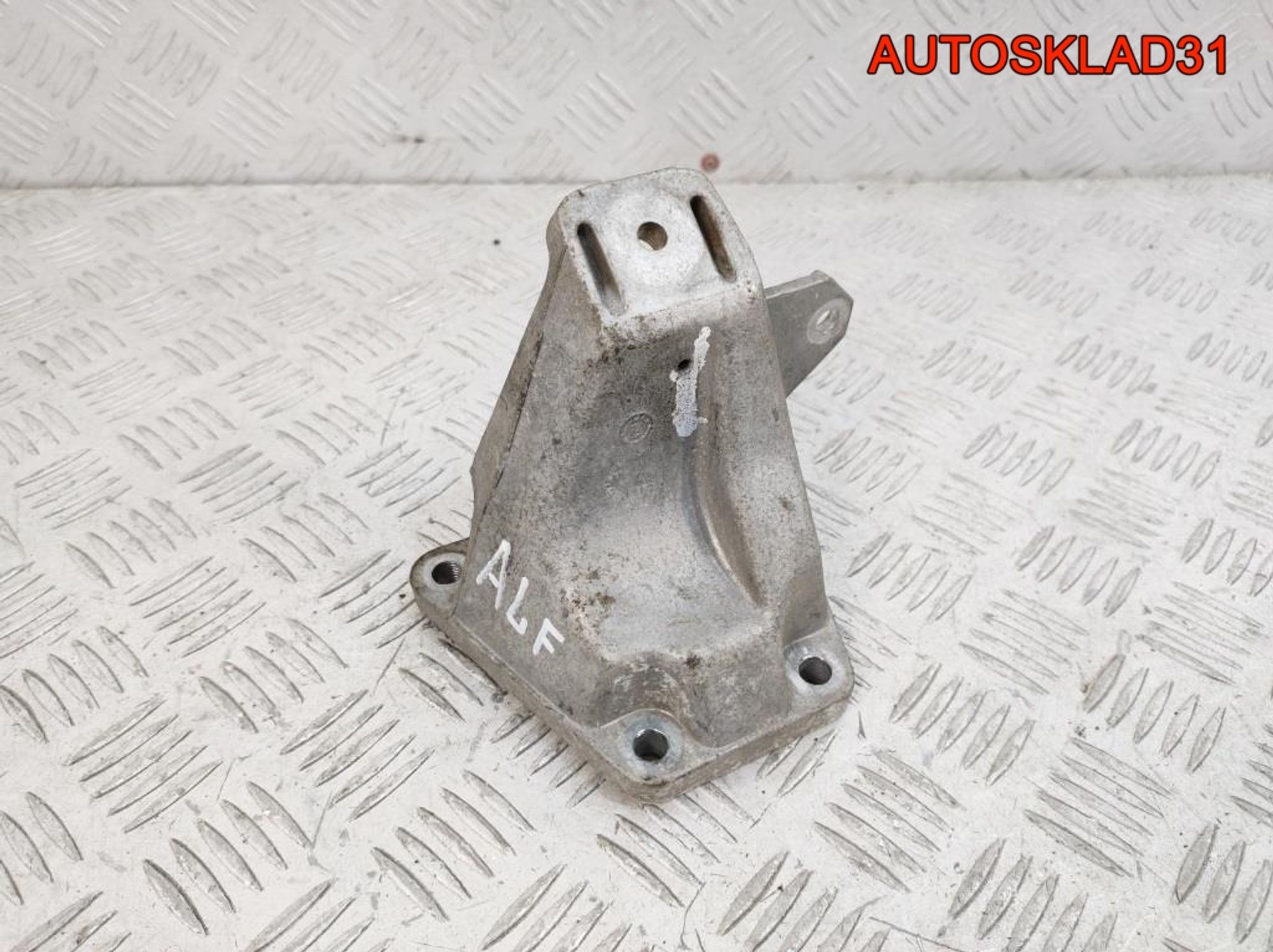 Кронштейн двигателя правый Audi A6 C5 2,4 ALF 8D0199308D, 500 рублей, Дубовое