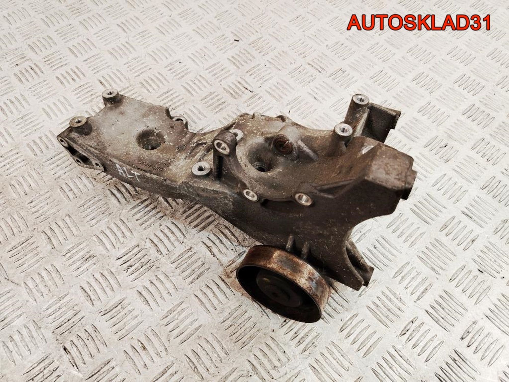 Кронштейн генератора Audi A4 B6 2,0 ALT Бензин 06D903143C, 1000 рублей, Дубовое