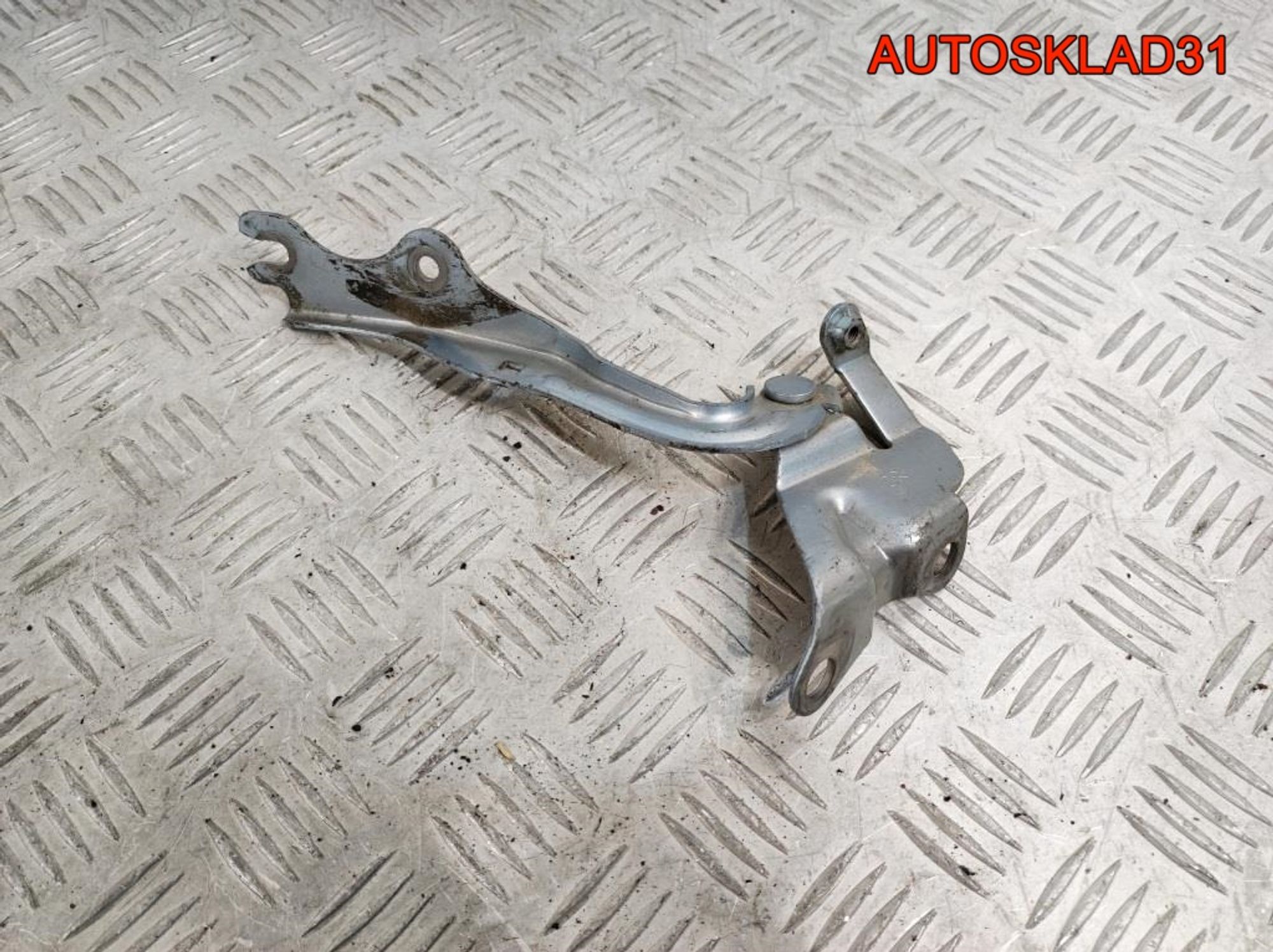 Петля капота правая Mazda 3 BK B32H52410A Хетчбэк, 900 рублей, Дубовое