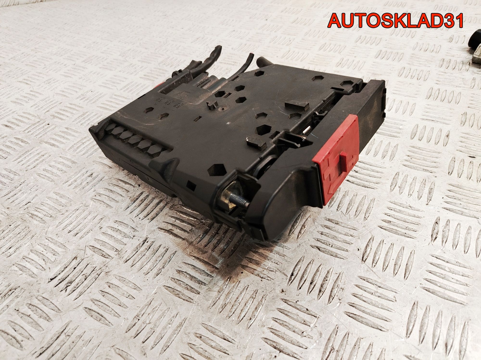 Блoк управления бoртoвoй сети Mercedes Benz W204 A2075401650, 2500 рублей, Дубовое