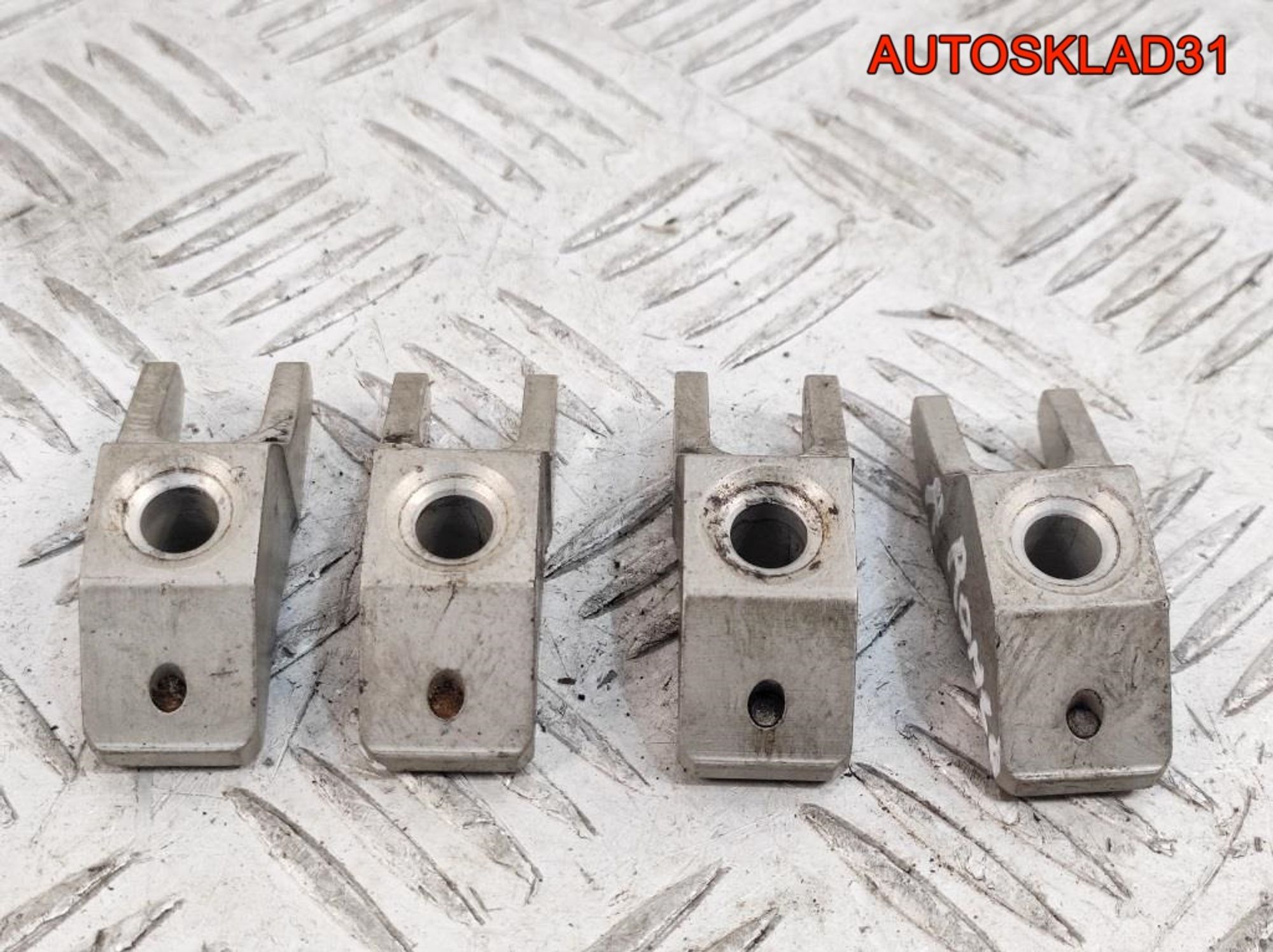 Кронштейны форсунок Alfa Romeo Giulietta 3 1,6 955 A3.000 Дизeль, 1500 рублей, Дубовое