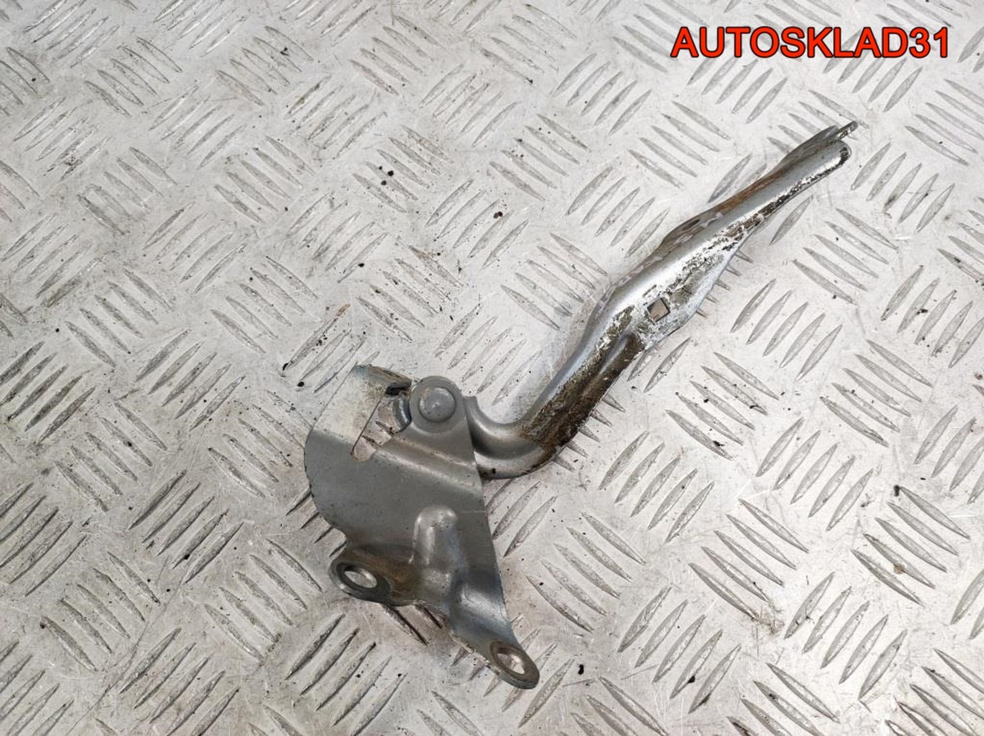 Петля капота правая Mazda 3 BK B32H52410A Хетчбэк, 900 рублей, Дубовое