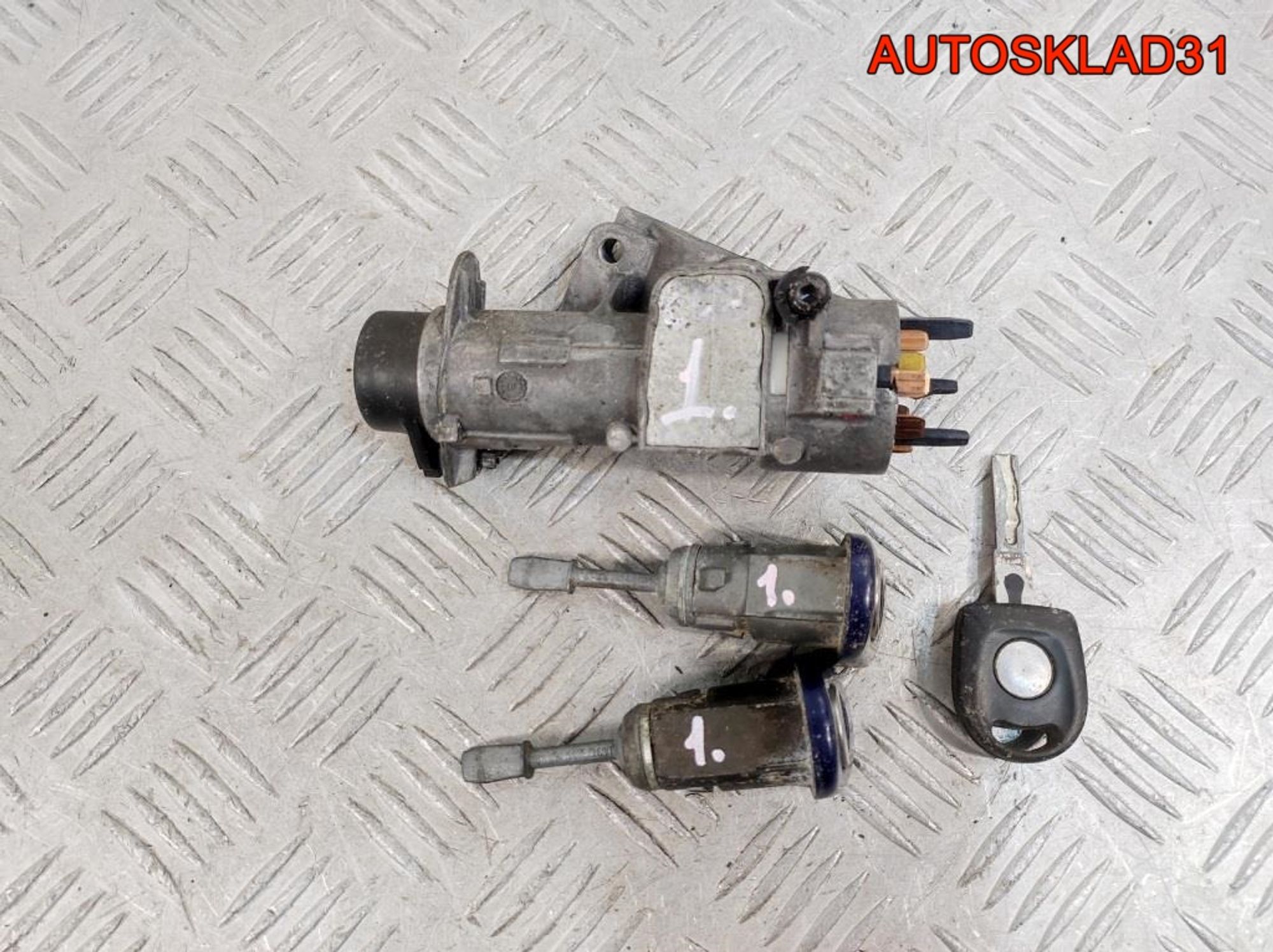 Комплект замок зажигания и личинки с ключом VW Passat B5 4B0905851A, 5000 рублей, Дубовое