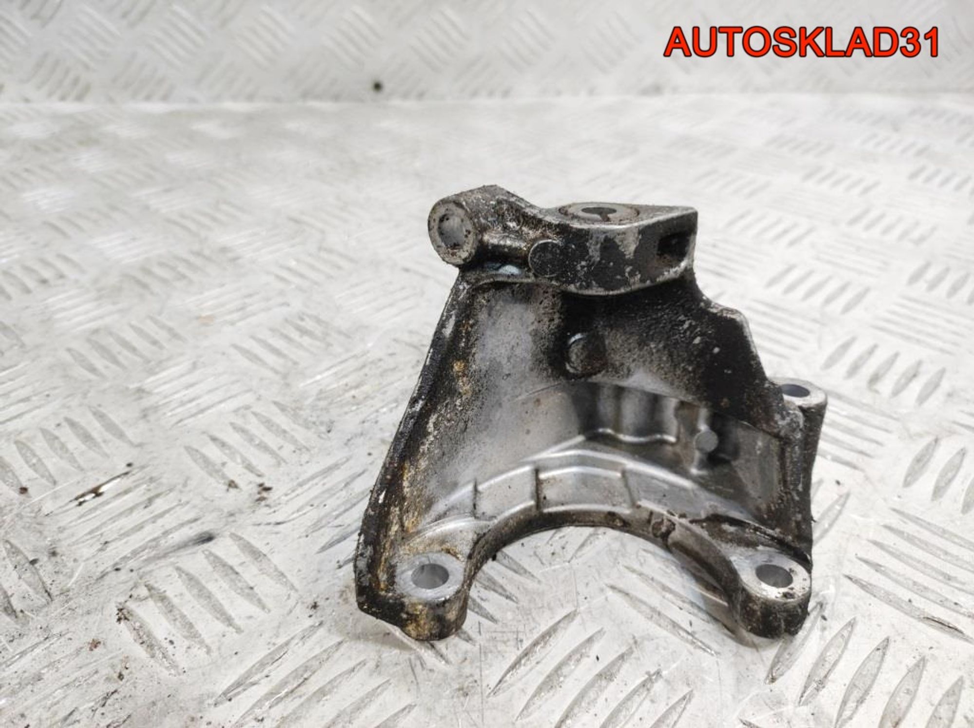 Кронштейн ГУР Audi A6 C6 06E145393, 500 рублей, Дубовое