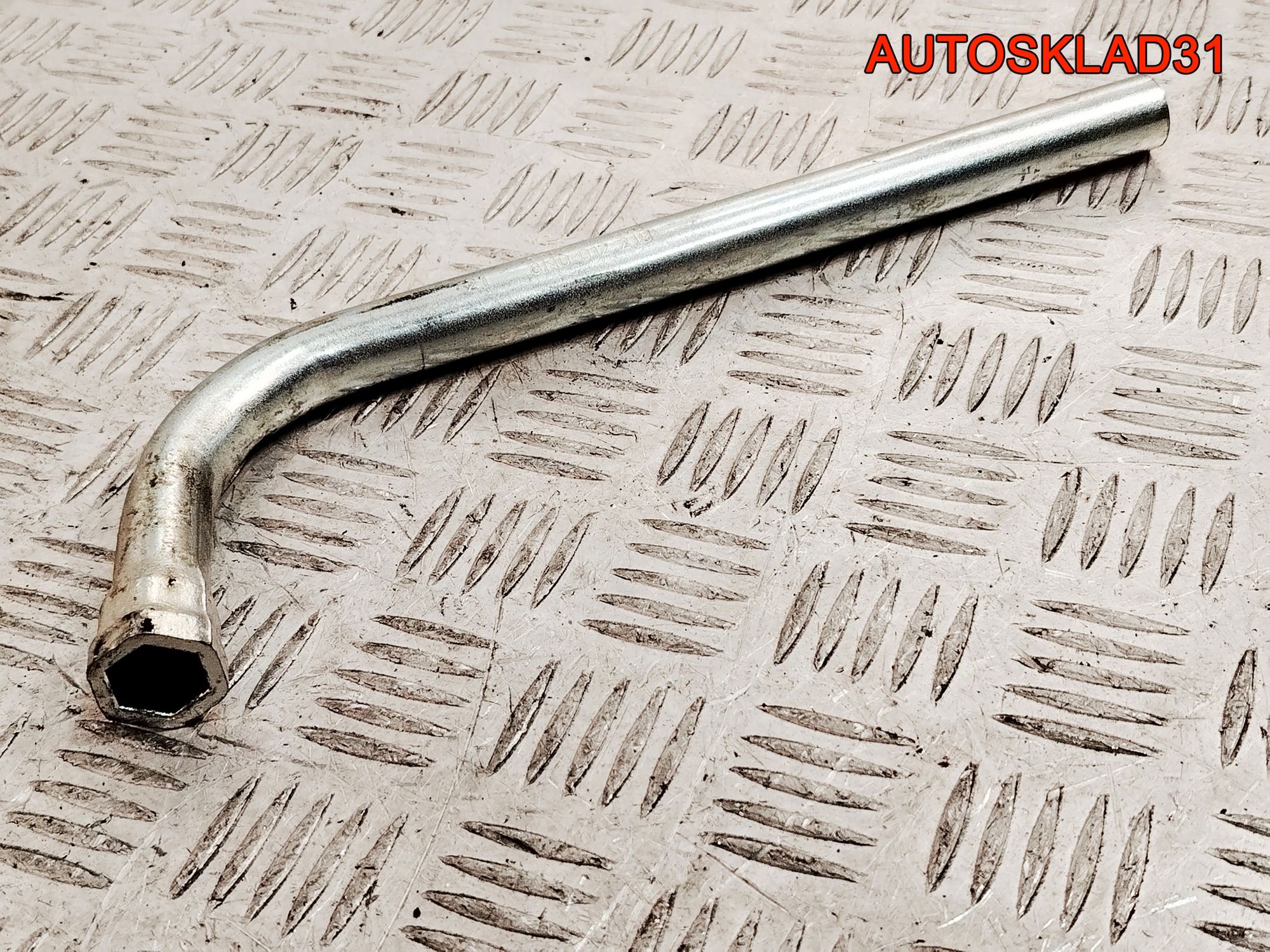 Ключ баллонный Audi A4 B7 8N0012219, 700 рублей, Дубовое