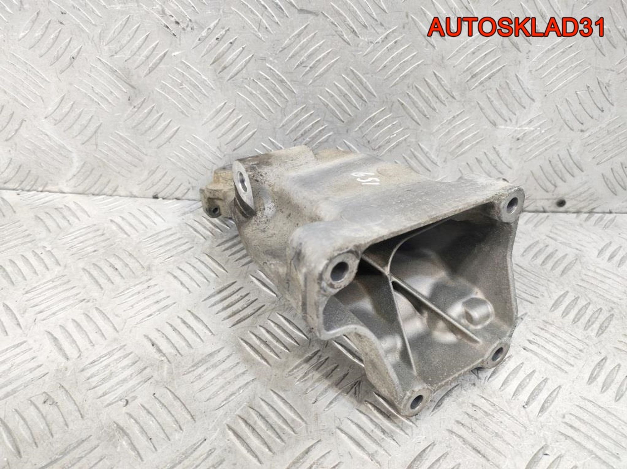 Кронштейн двигателя правый Mercedes X204 651.912, 1000 рублей, Дубовое