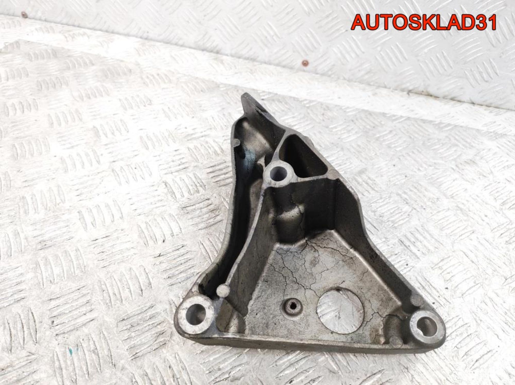 Кронштейн двигателя левый BMW E90 2.0 N47D20A 22116777053, 1000 рублей, Дубовое