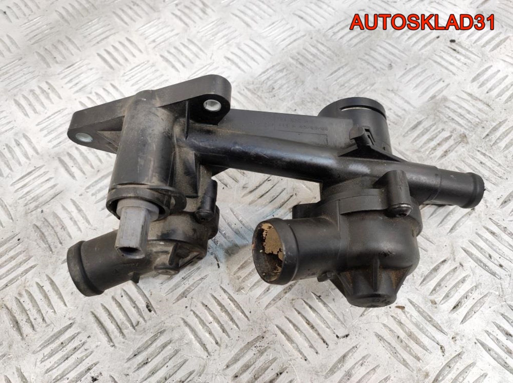 Корпус термостата VW Golf 5 1,6 BLP 03C121111H, 900 рублей, Дубовое