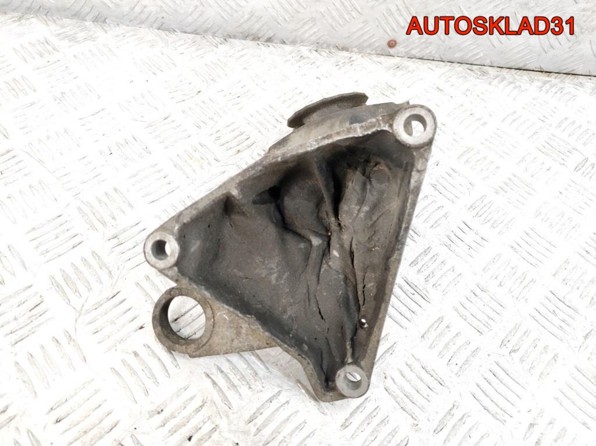 Кронштейн МКПП правый VW Passat B5 8D0399114S, 1500 рублей, Дубовое