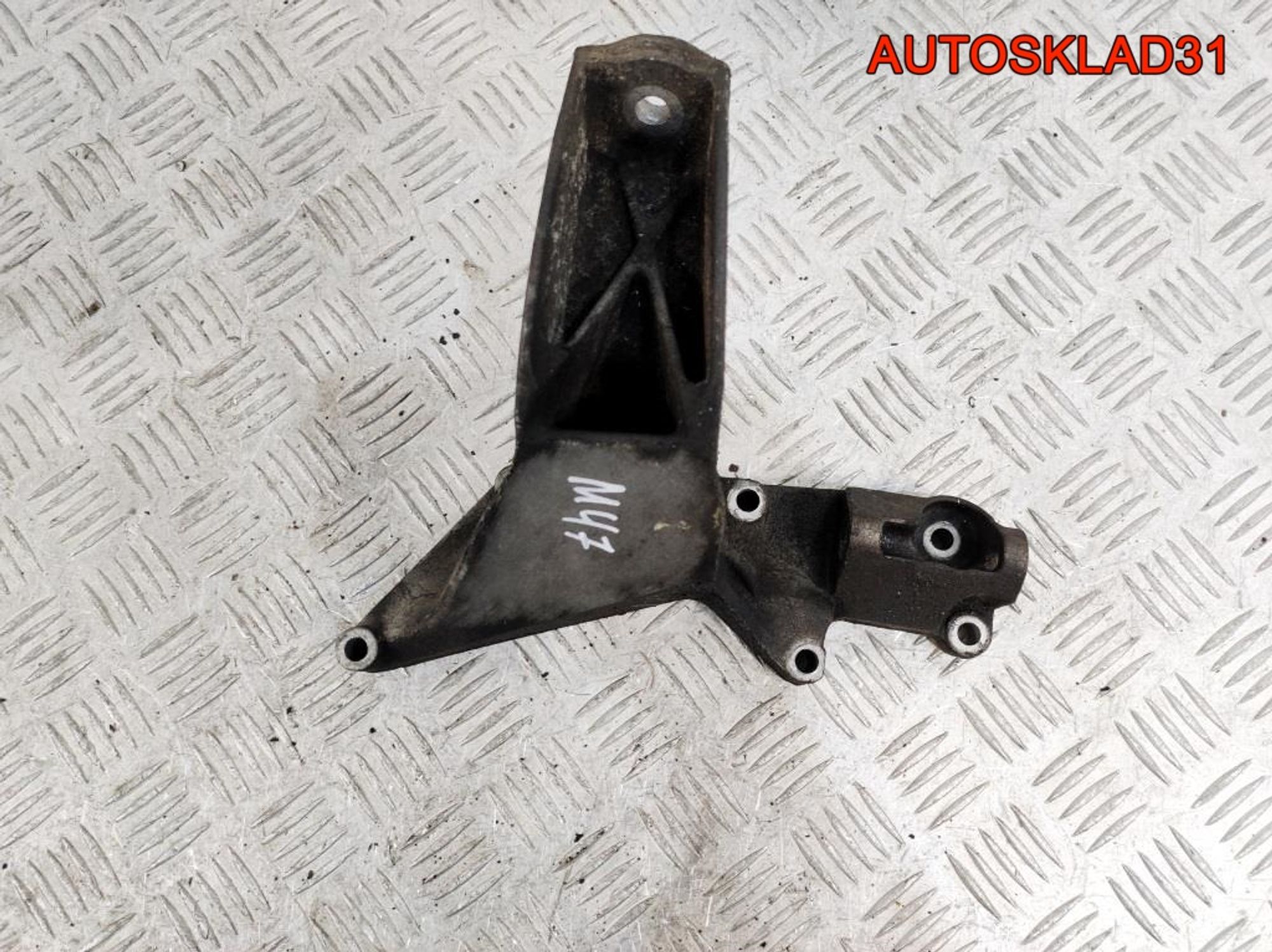 Кронштейн двигателя левый BMW E46 2,0 M47 22116753225, 1200 рублей, Дубовое