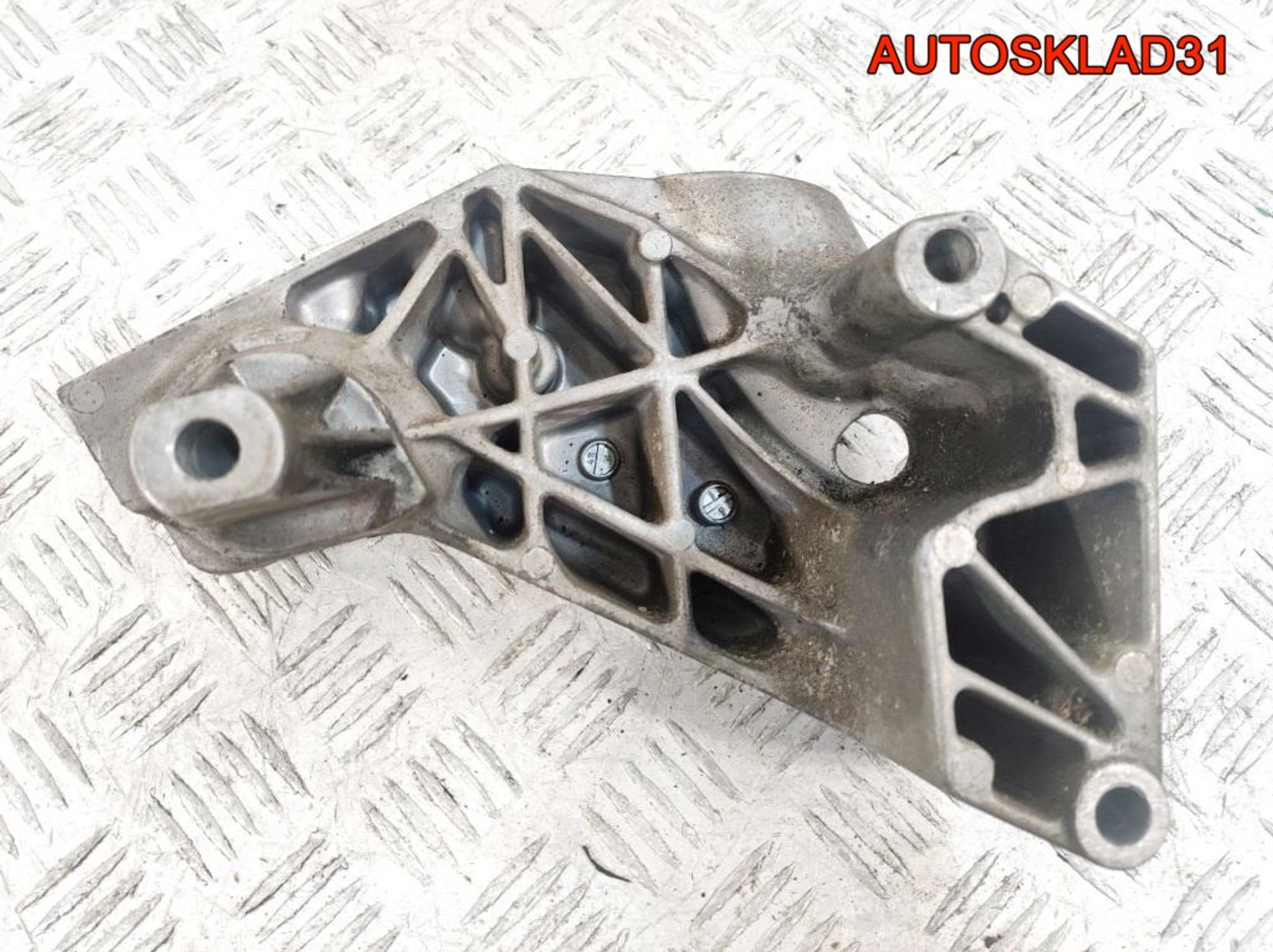 Кронштейн двигателя правый VW Golf 4 038199207J, 1800 рублей, Дубовое