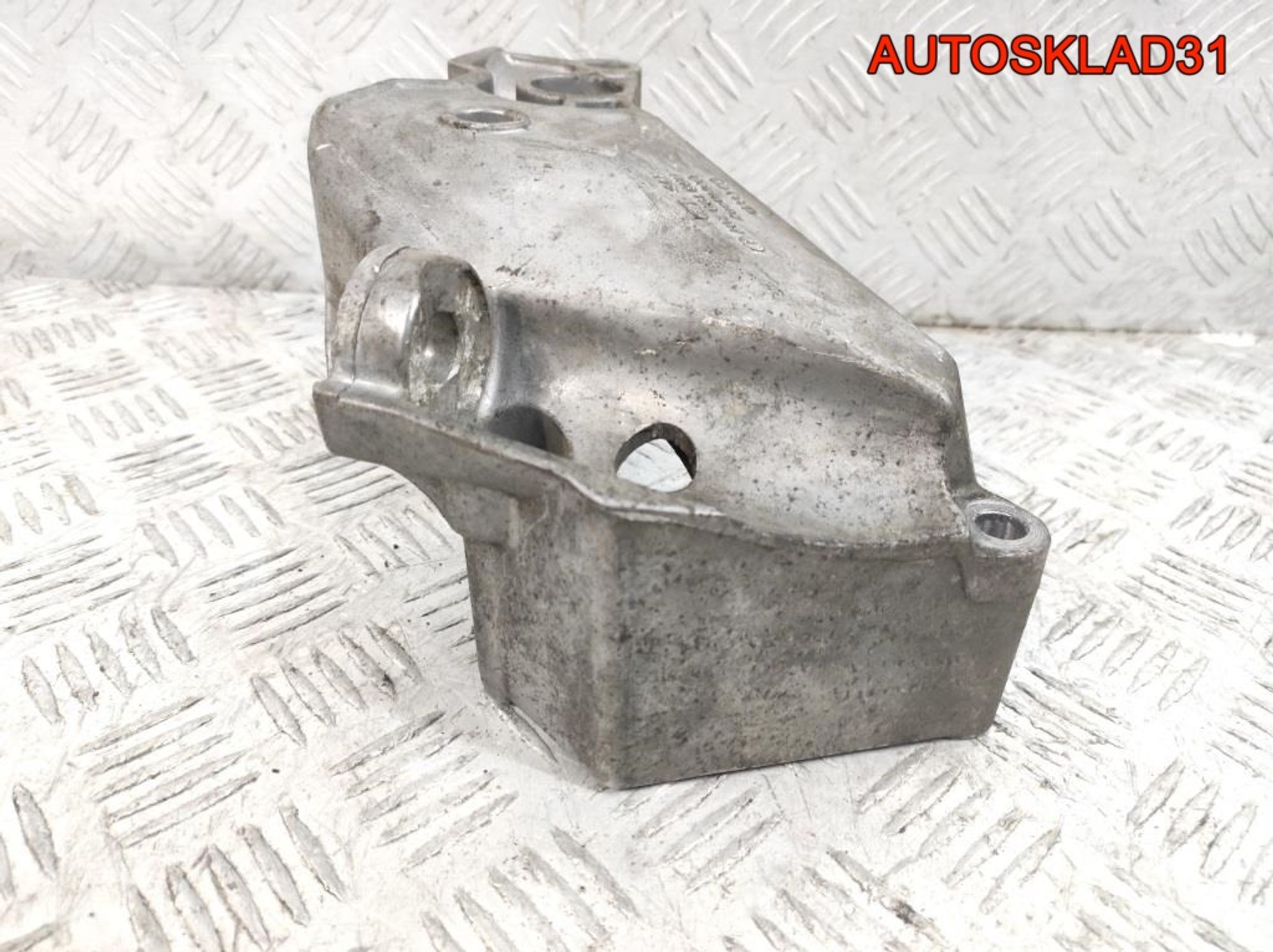 Кронштейн двигателя правый VW Golf 4 038199207J, 1800 рублей, Дубовое