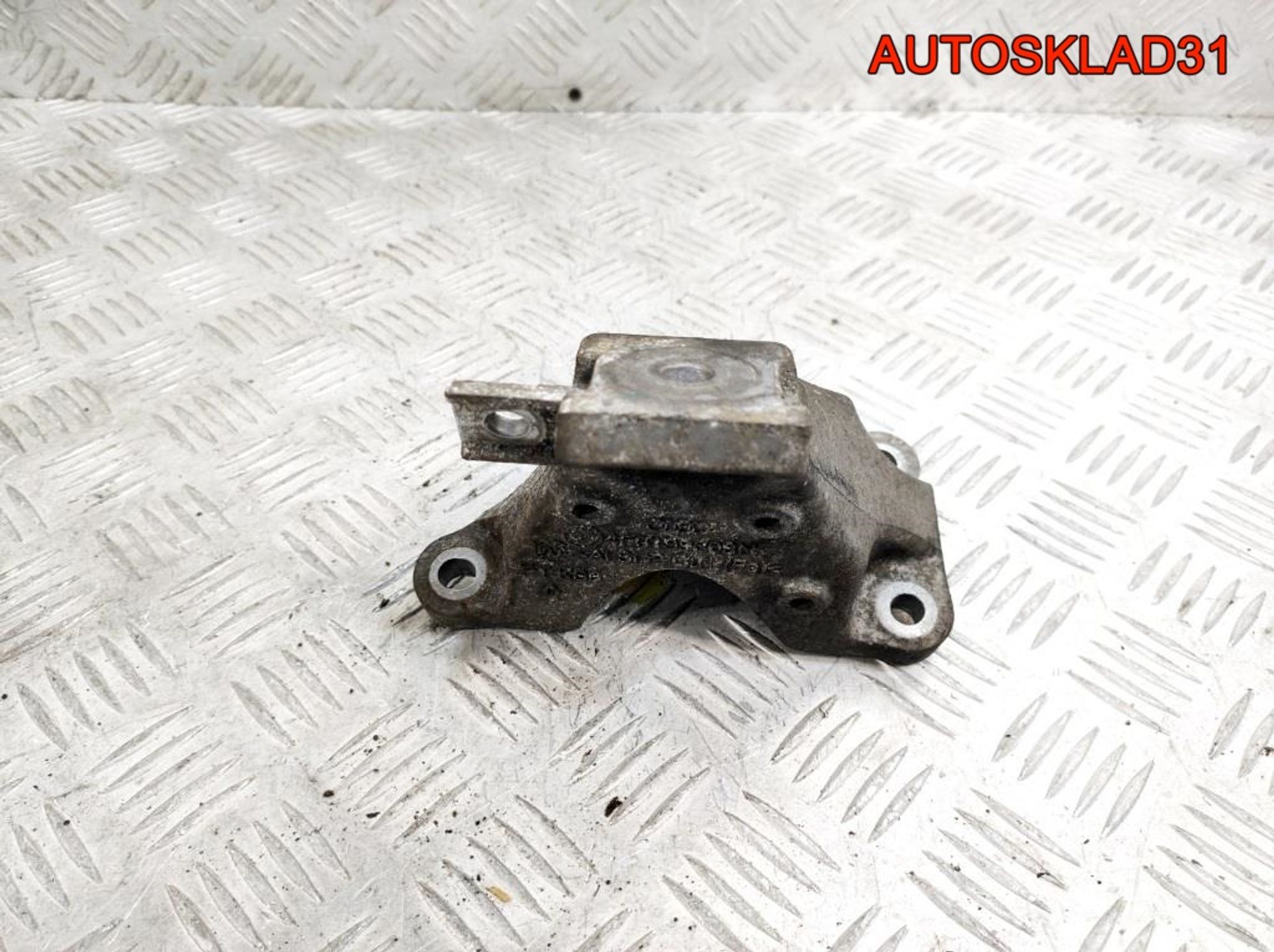 Кронштейн двигателя левый Audi A6 C6 2,4 BDW 4F0199307N, 500 рублей, Дубовое