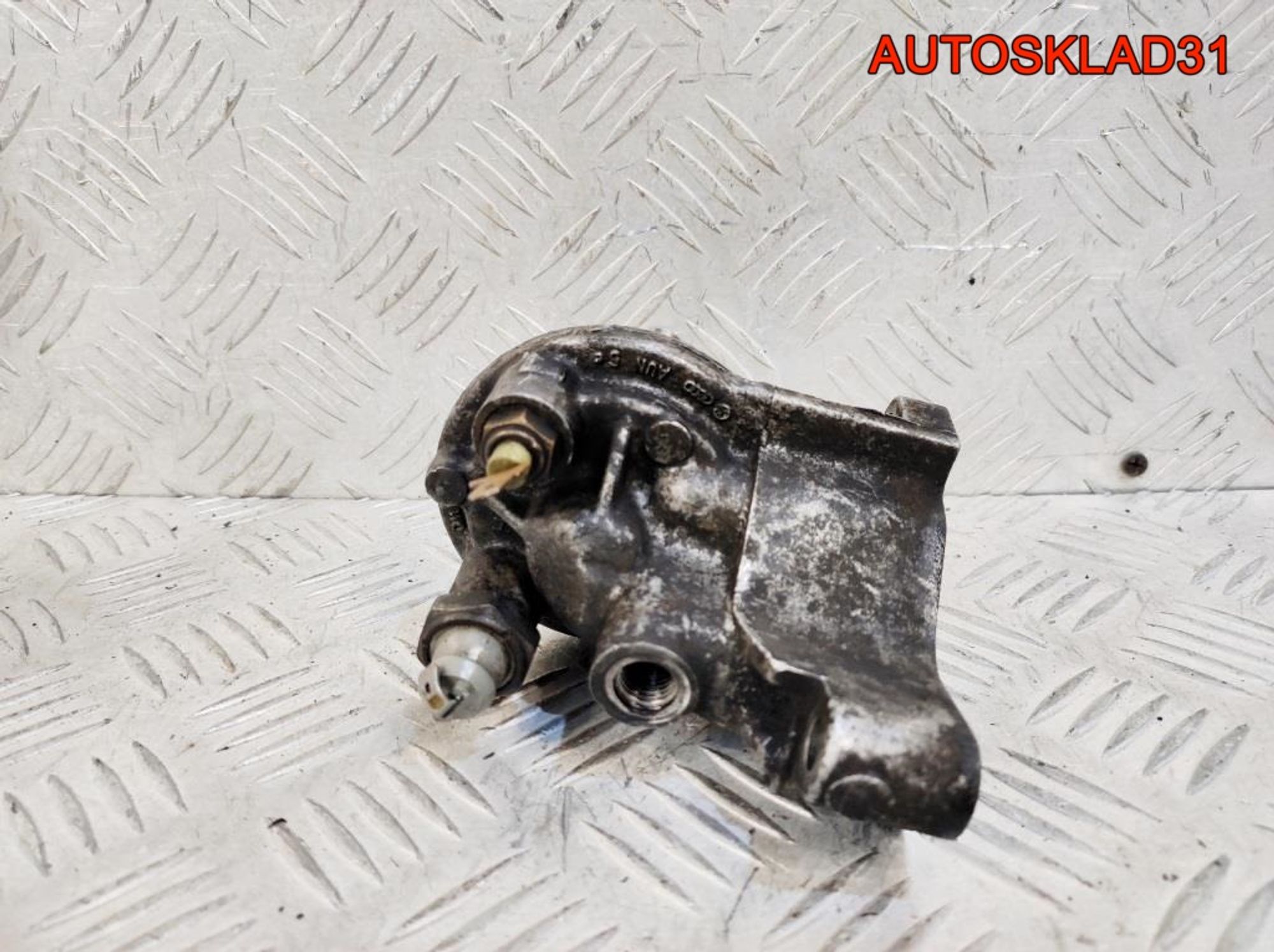 Кронштейн масляного фильтра VW Passat B4 053115417A, 1000 рублей, Дубовое