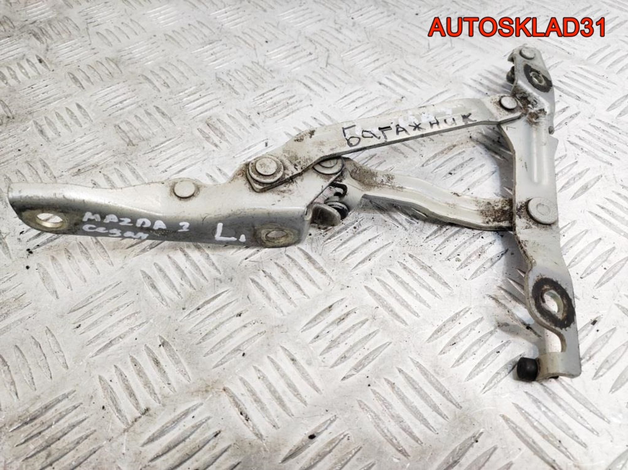 Петля крышки багажника левая Mazda 3 BK BN8V52720A, 900 рублей, Дубовое