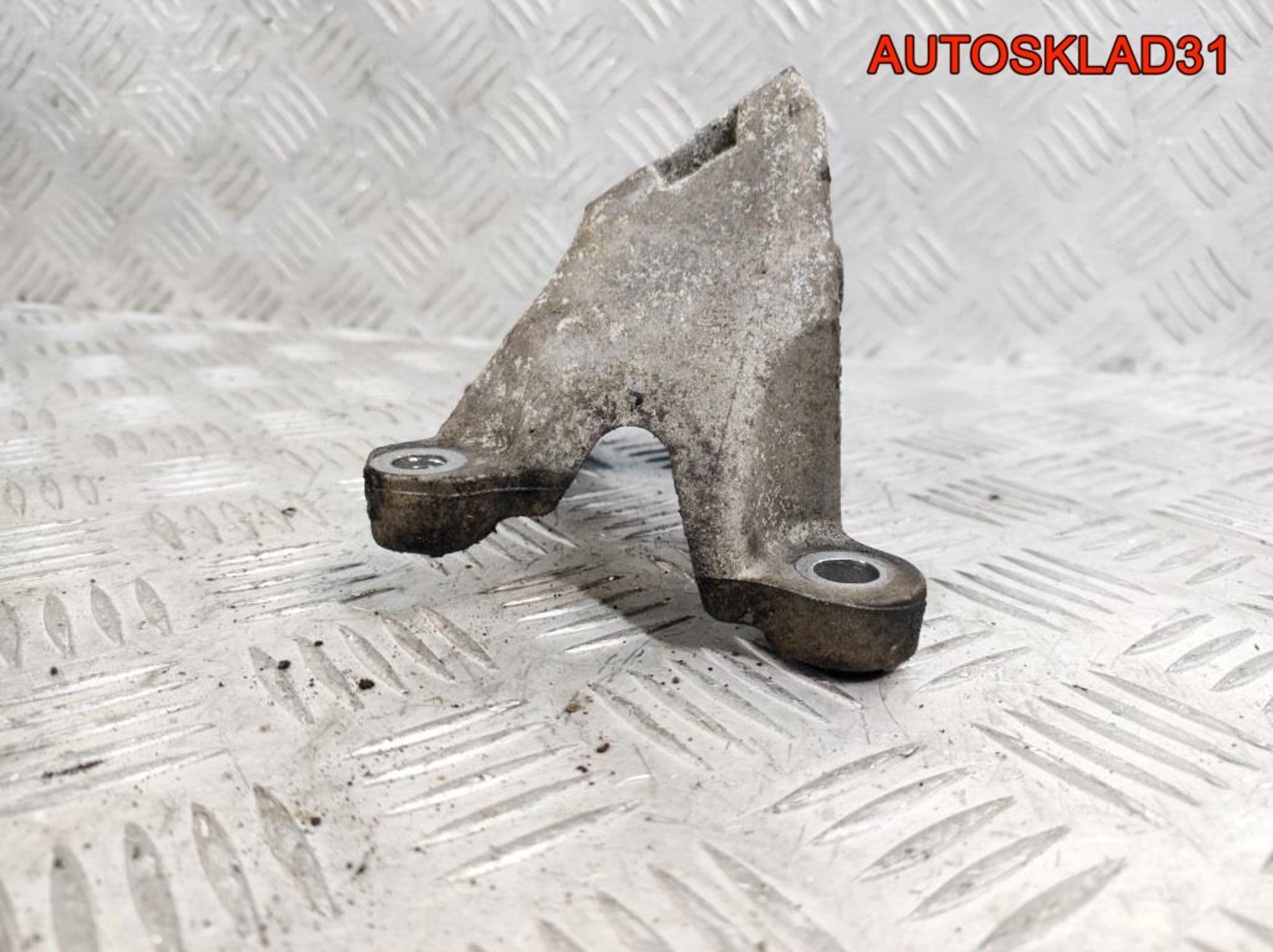 Кронштейн двигателя левый Audi A6 C6 2,4 BDW 4F0199307M, 500 рублей, Дубовое