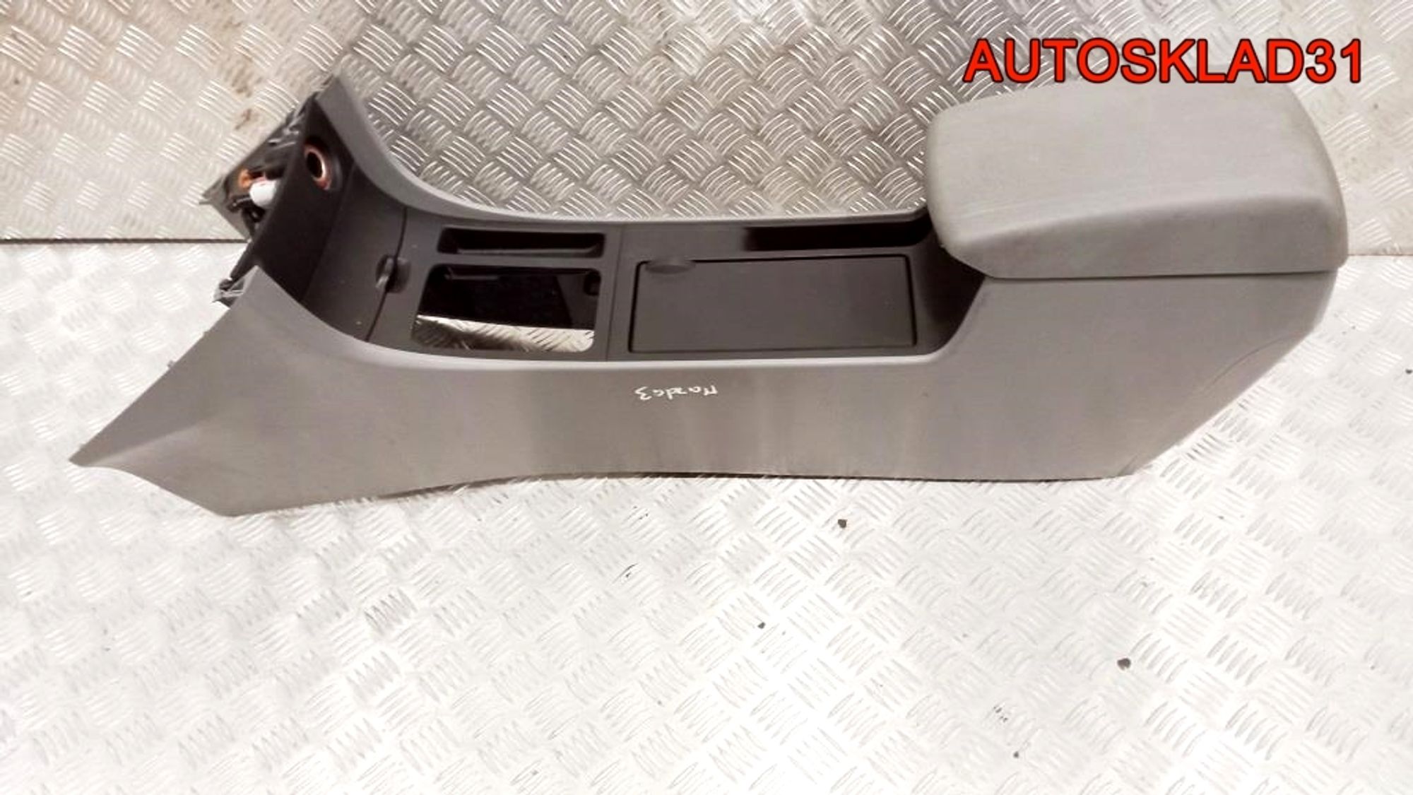 Подлокотник с консолью Mazda 3 BK BAN664420A02, 5000 рублей, Дубовое