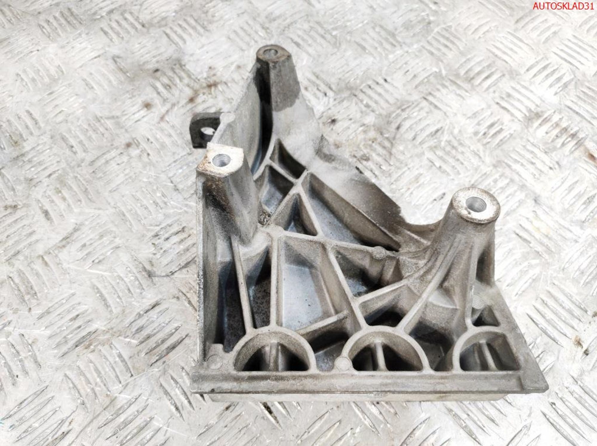 Кронштейн двигателя правый Skoda Fabia 1.9 AXR 038199207AJ, 1000 рублей, Дубовое