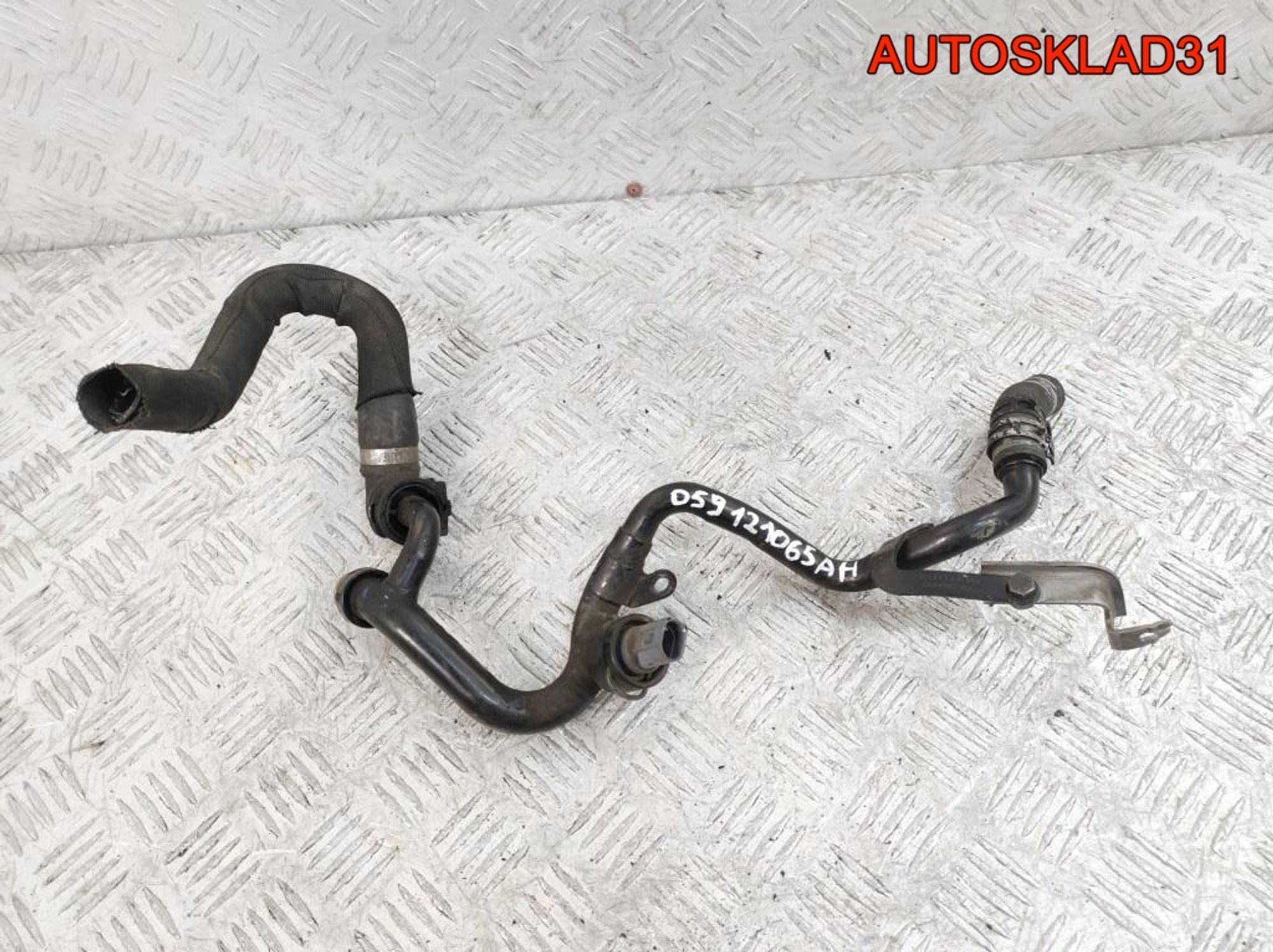 Трубка охлаждающей жидкости Audi A4 B7 3.0 ASB Дизель 059121065AH, 1000 рублей, Дубовое