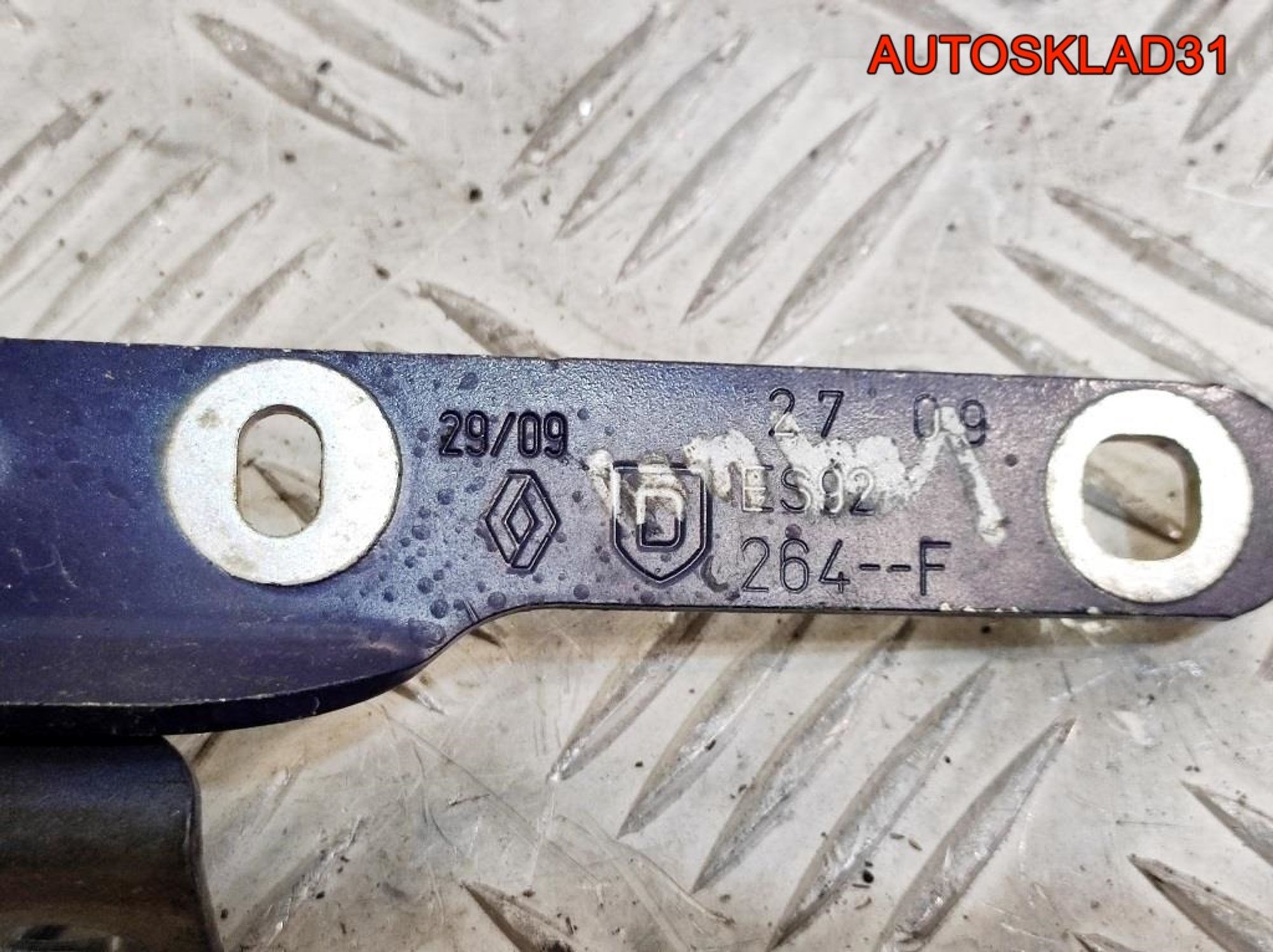 Петля капота правая Renault Logan 1 6001546876, 700 рублей, Дубовое