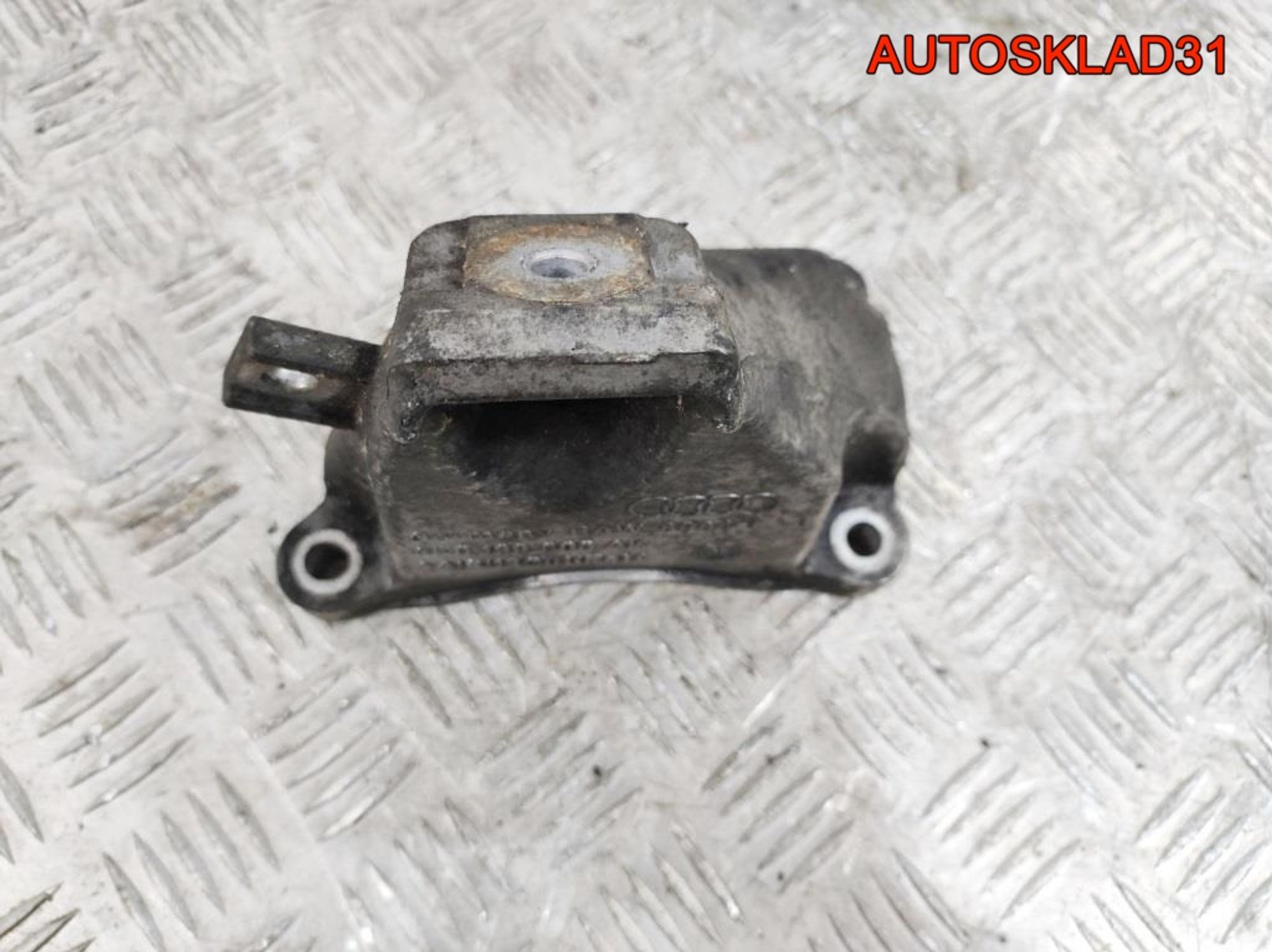 Кронштейн двигателя правый Audi A4 B7 3.0 ASB 8E0199308AK, 600 рублей, Дубовое