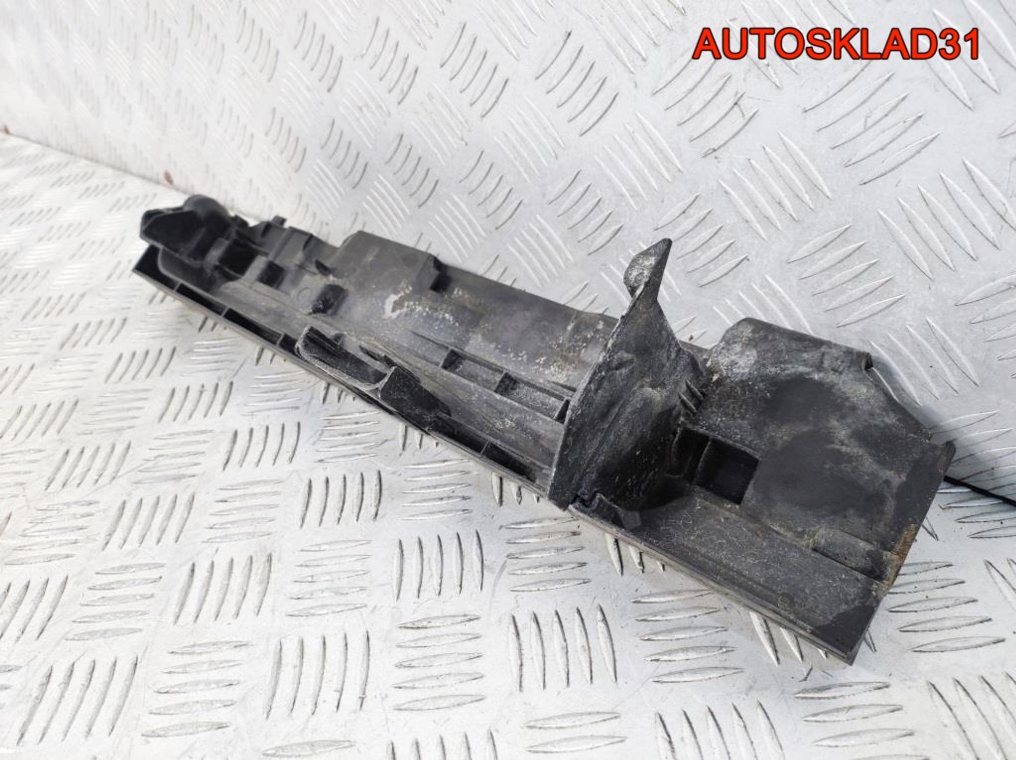 Кронштейн радиатора правый BMW E90 17107524914, 900 рублей, Дубовое